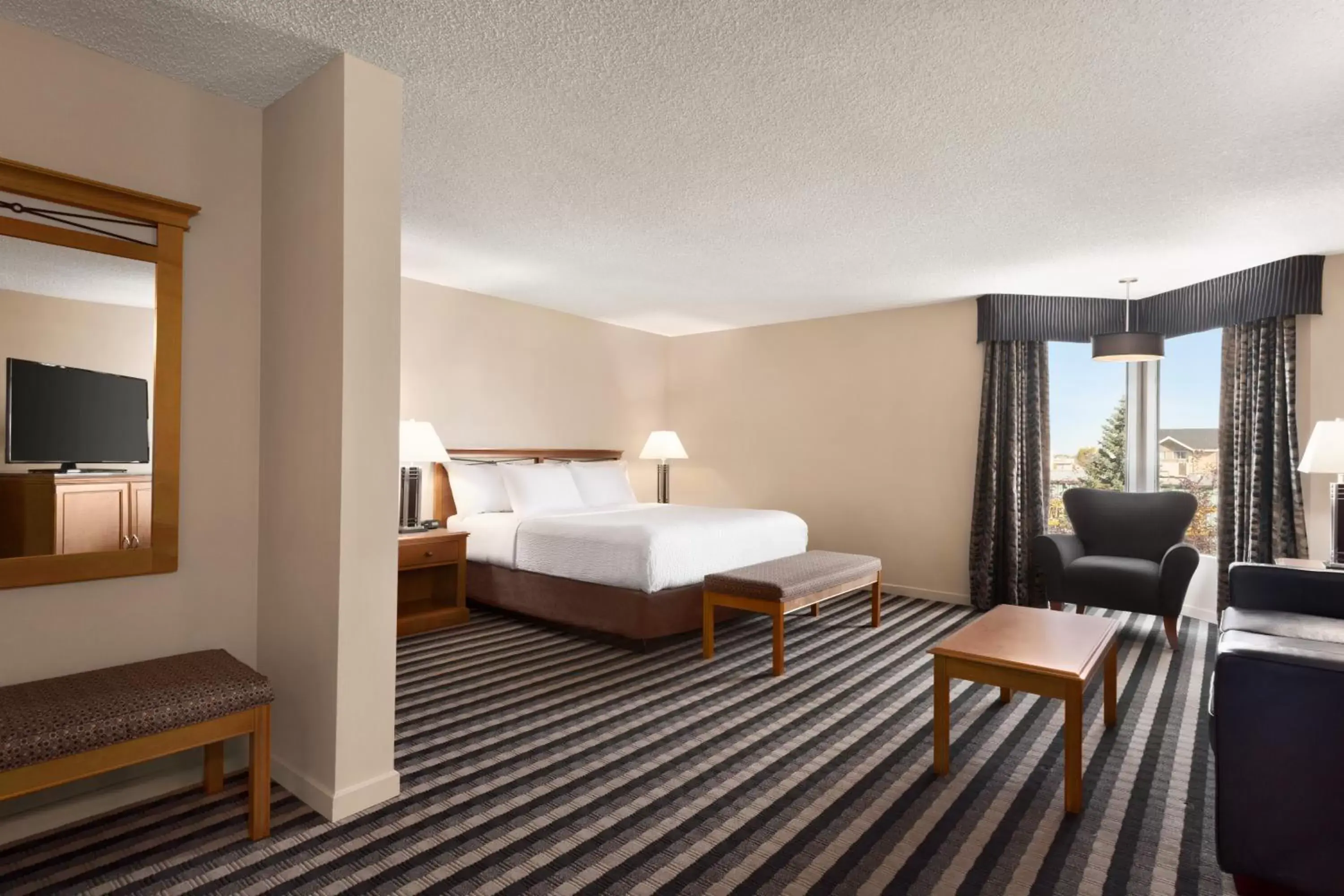 Deluxe King Room - Non-Smoking in Royal Hotel West Edmonton, Trademark Collection by Wyndham Deluxe King Room - Non-Smoking in Royal Hotel West Edmonton, Trademark Collection by Wyndham