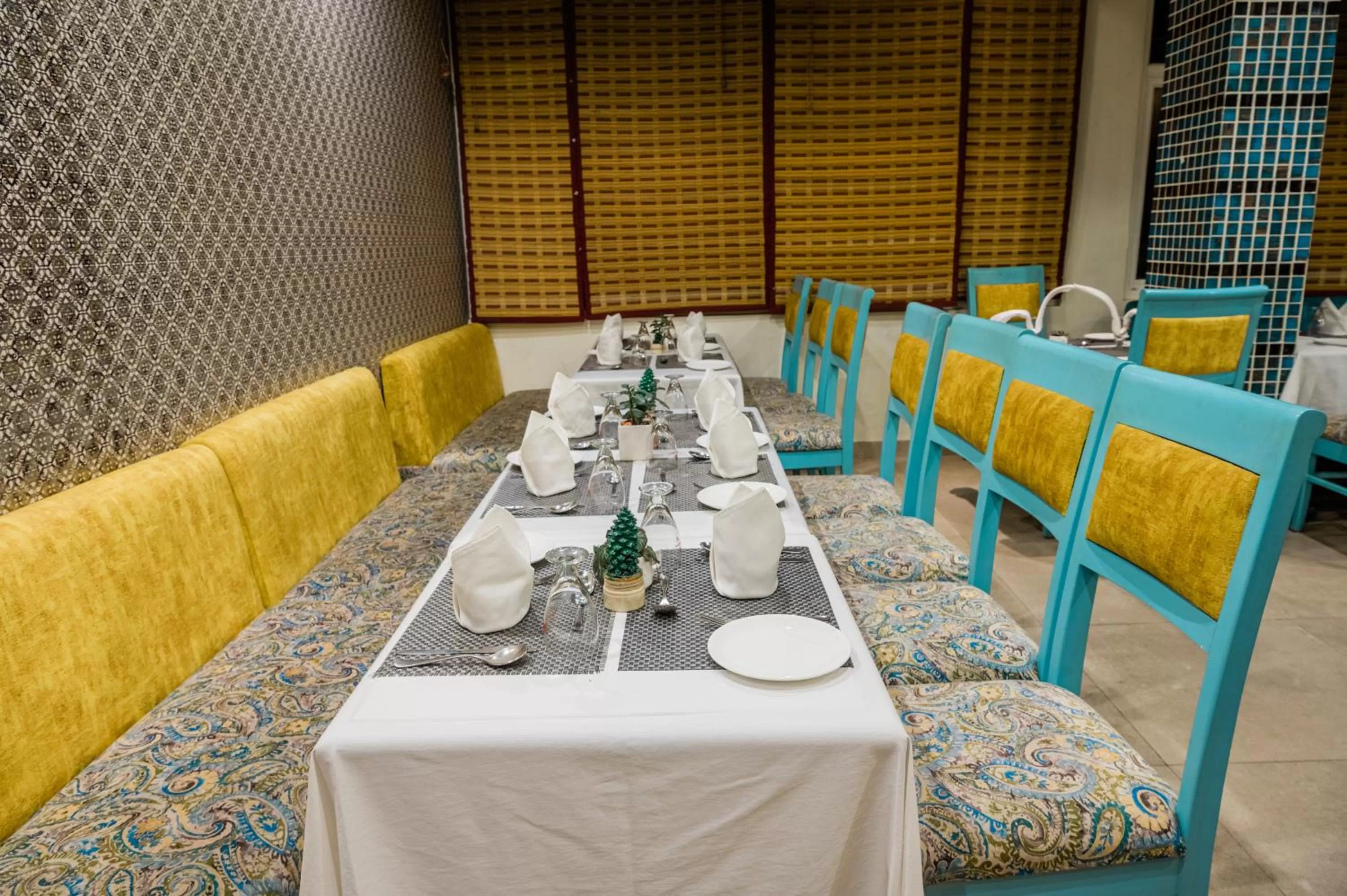 Restaurant/places to eat in Hotel Shiva Continental