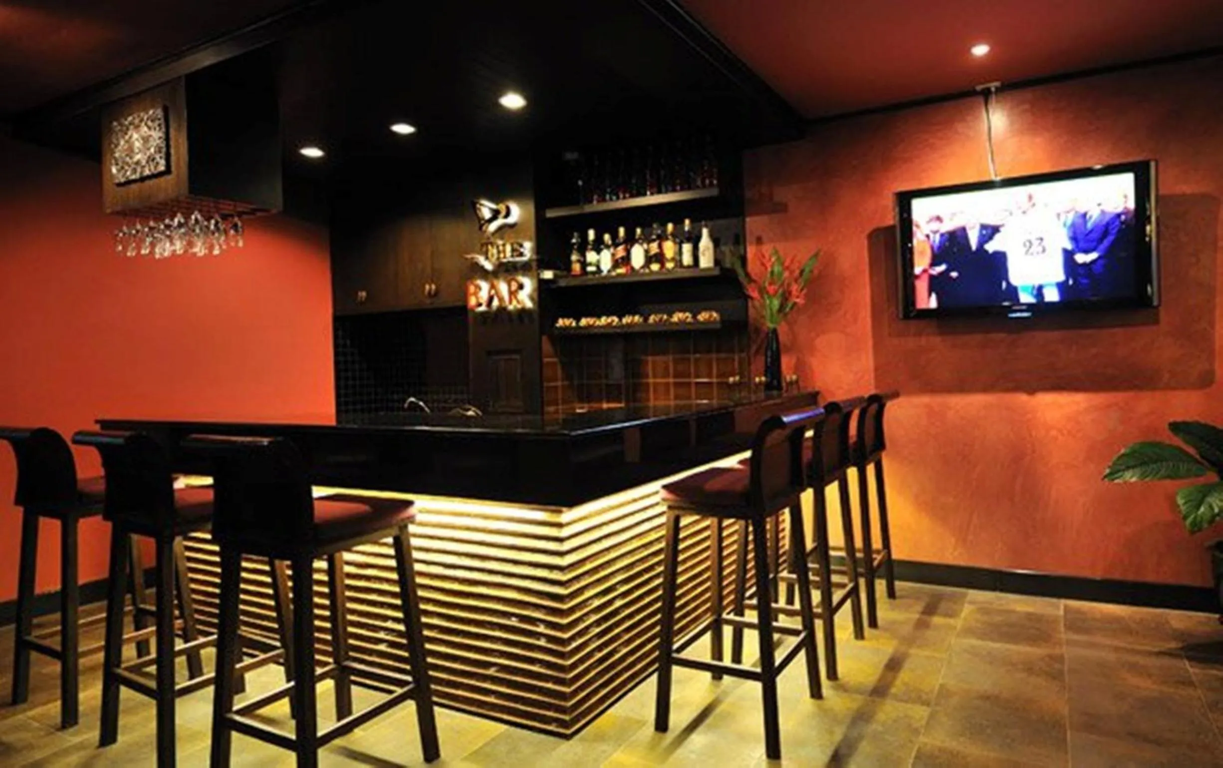 Lounge or bar in Siralanna Hotel