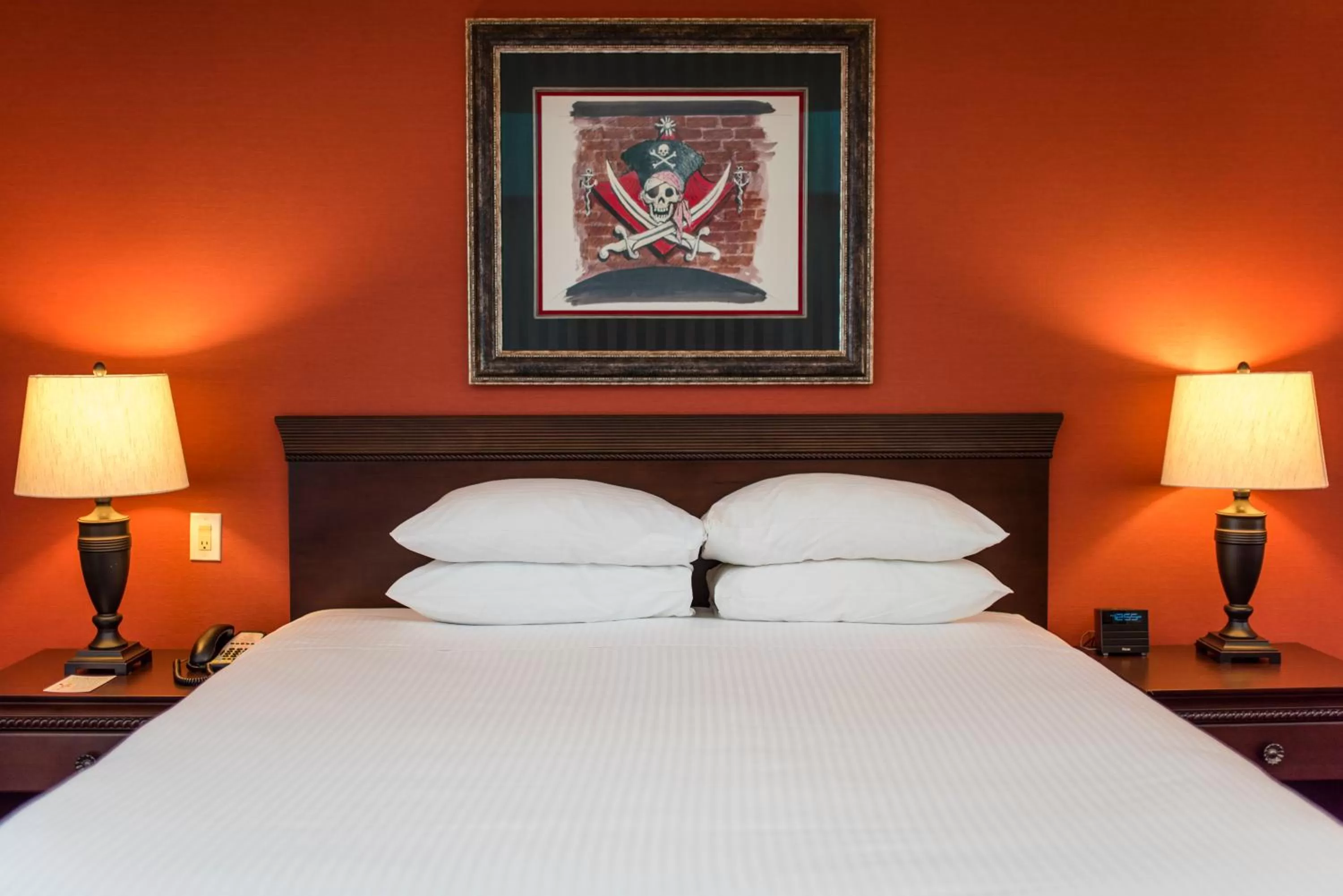 Bed in Howard Johnson by Wyndham Anaheim Hotel and Water Playground