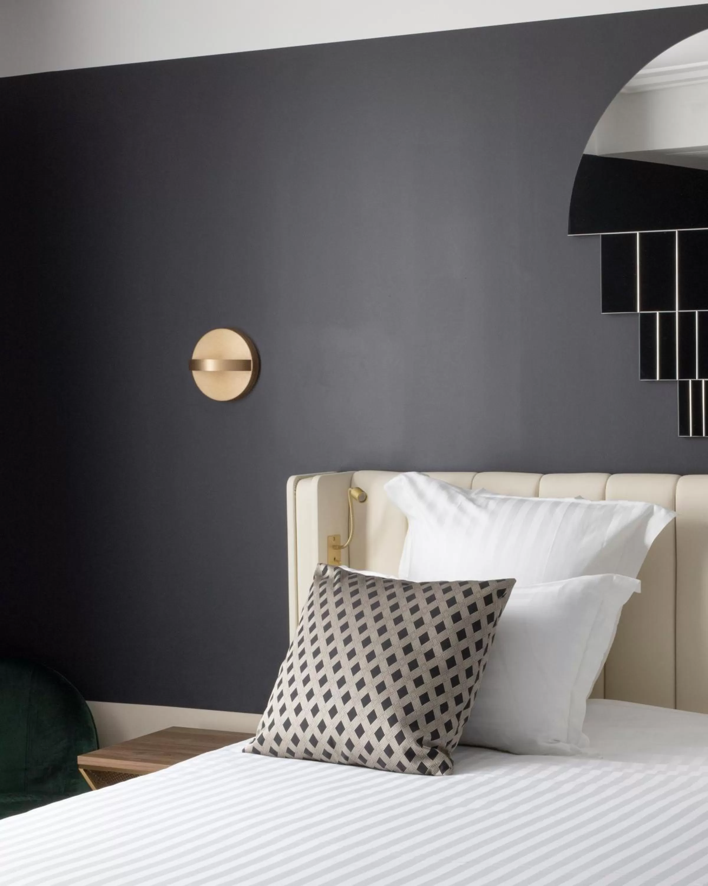 Bed in Hôtel Parisianer