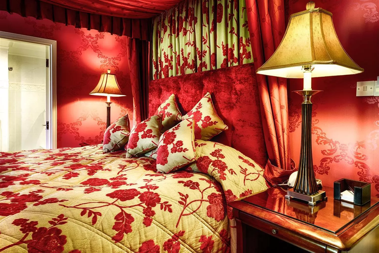 Bed in Mansion House Hotel