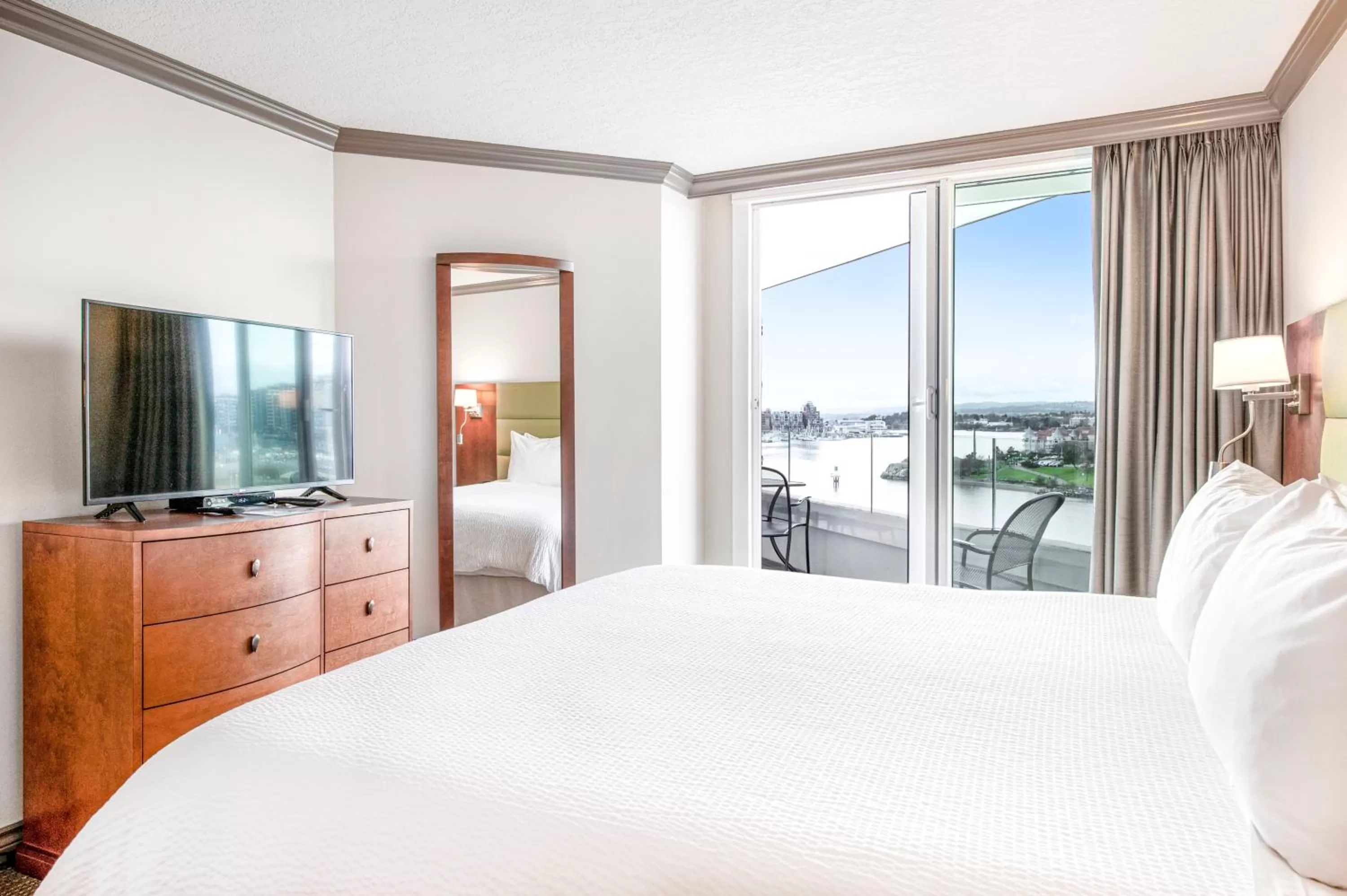 Bed in Victoria Regent Waterfront Hotel & Suites