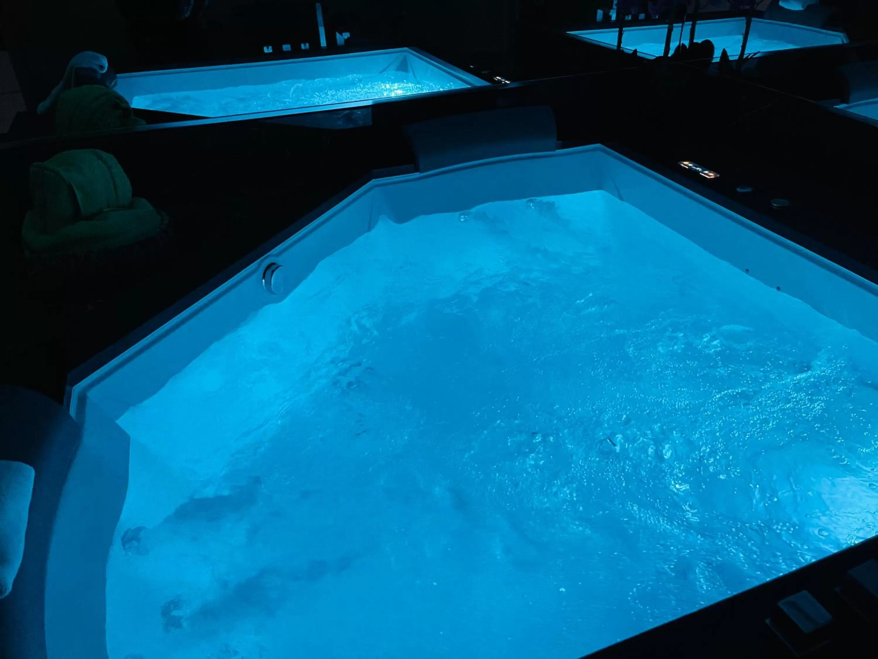 Hot Tub in Classic Motor Lodge Providence - West Greenwich