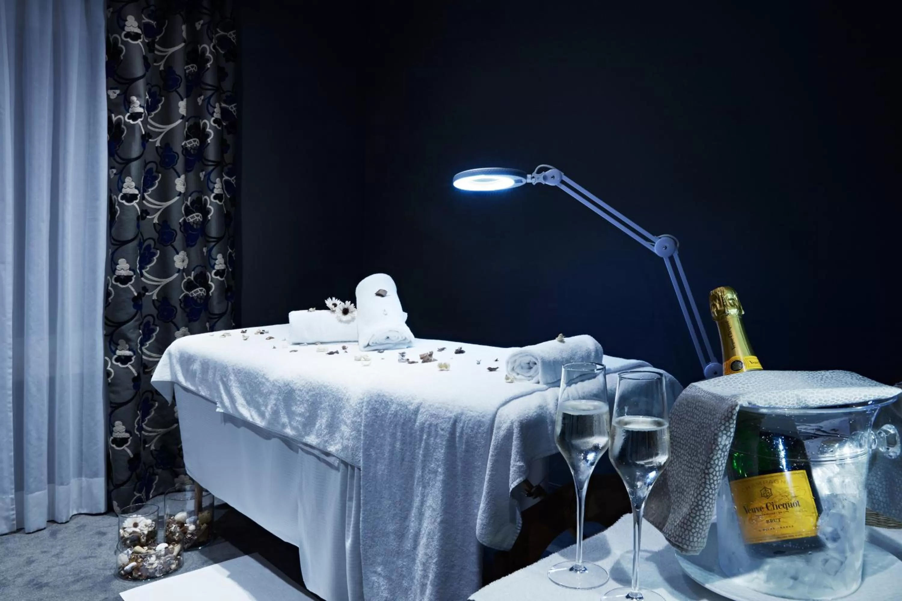 Massage, Bed in Hotel The Building