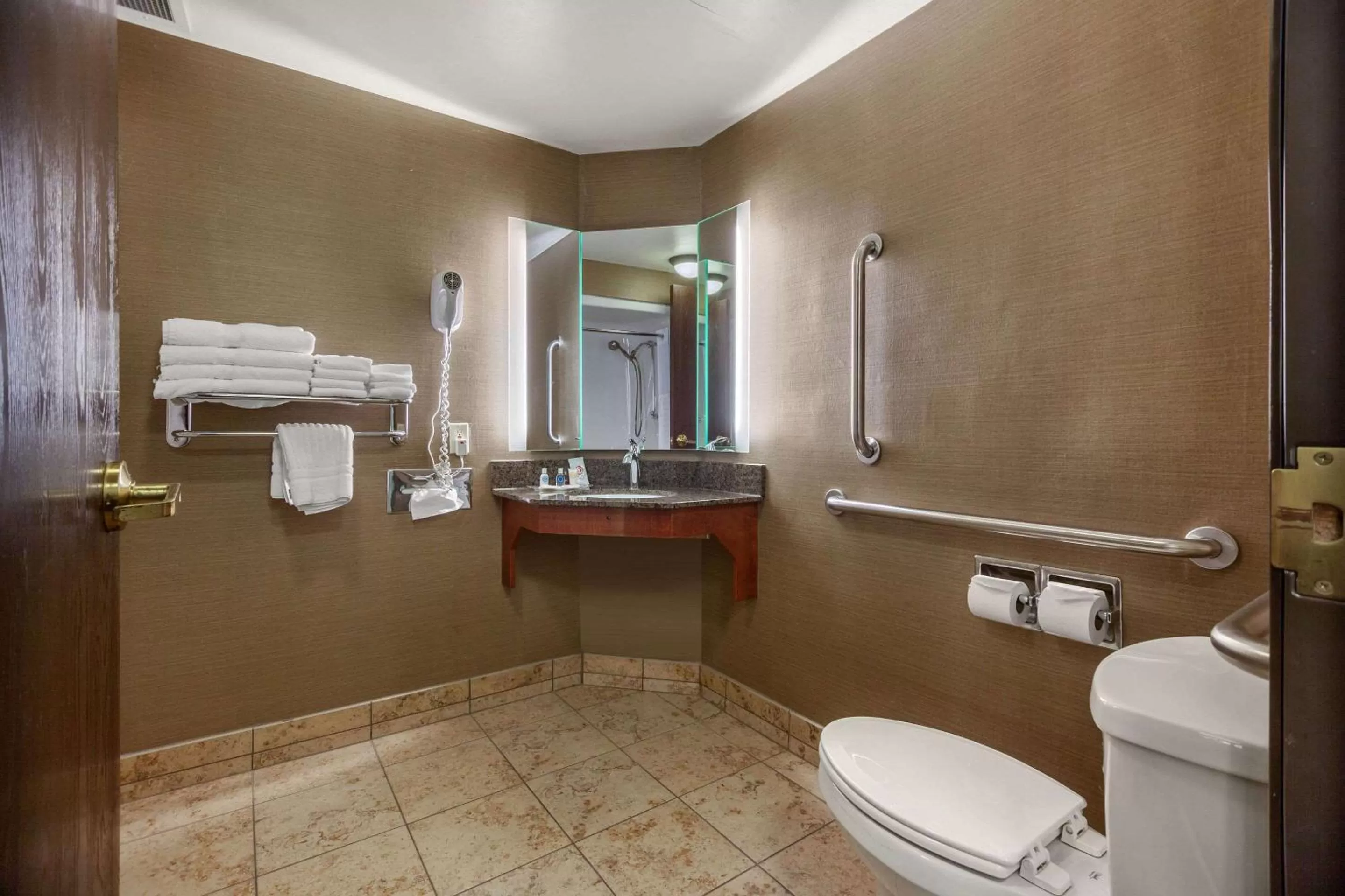 King Suite with Tub - Accessible/Non-Smoking in Comfort Suites Green Bay