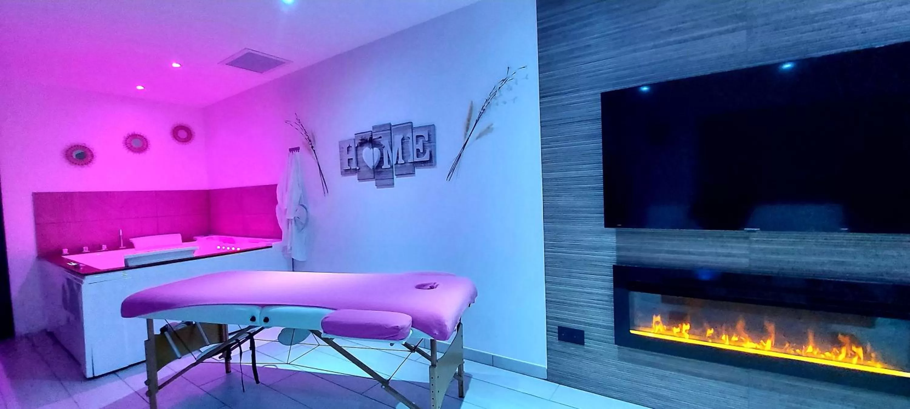 TV/Entertainment Center in L'OLYMPE DES SENS