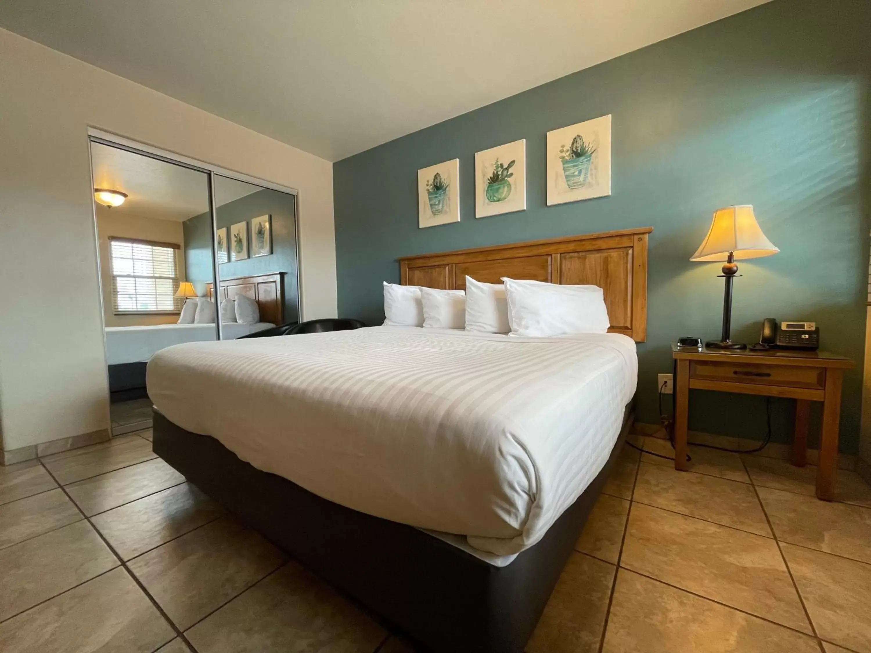 King Room - single occupancy in Arizona Sunset Inn & Suites King Room - single occupancy in Arizona Sunset Inn & Suites