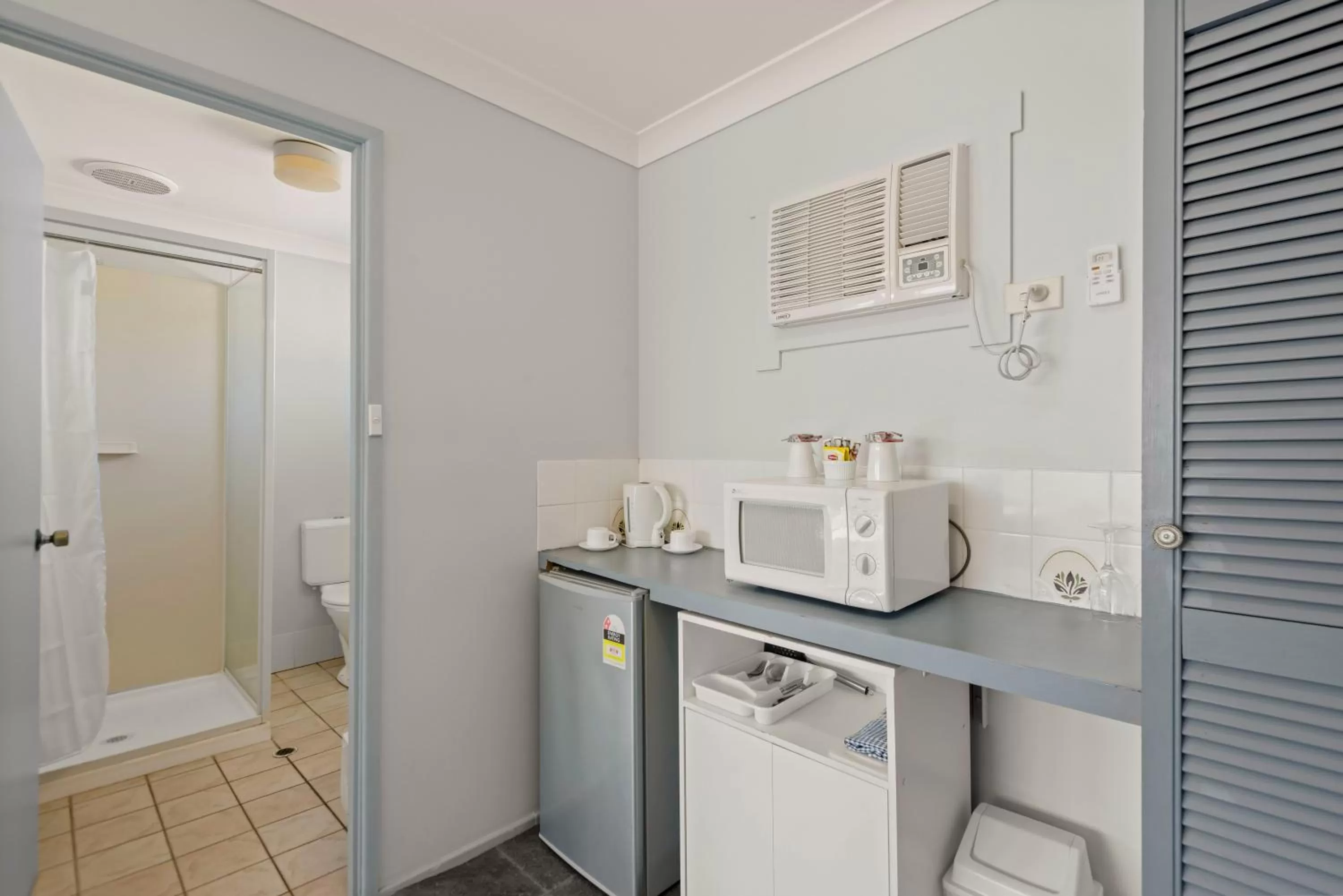 Bathroom in Pacific Motor Inn