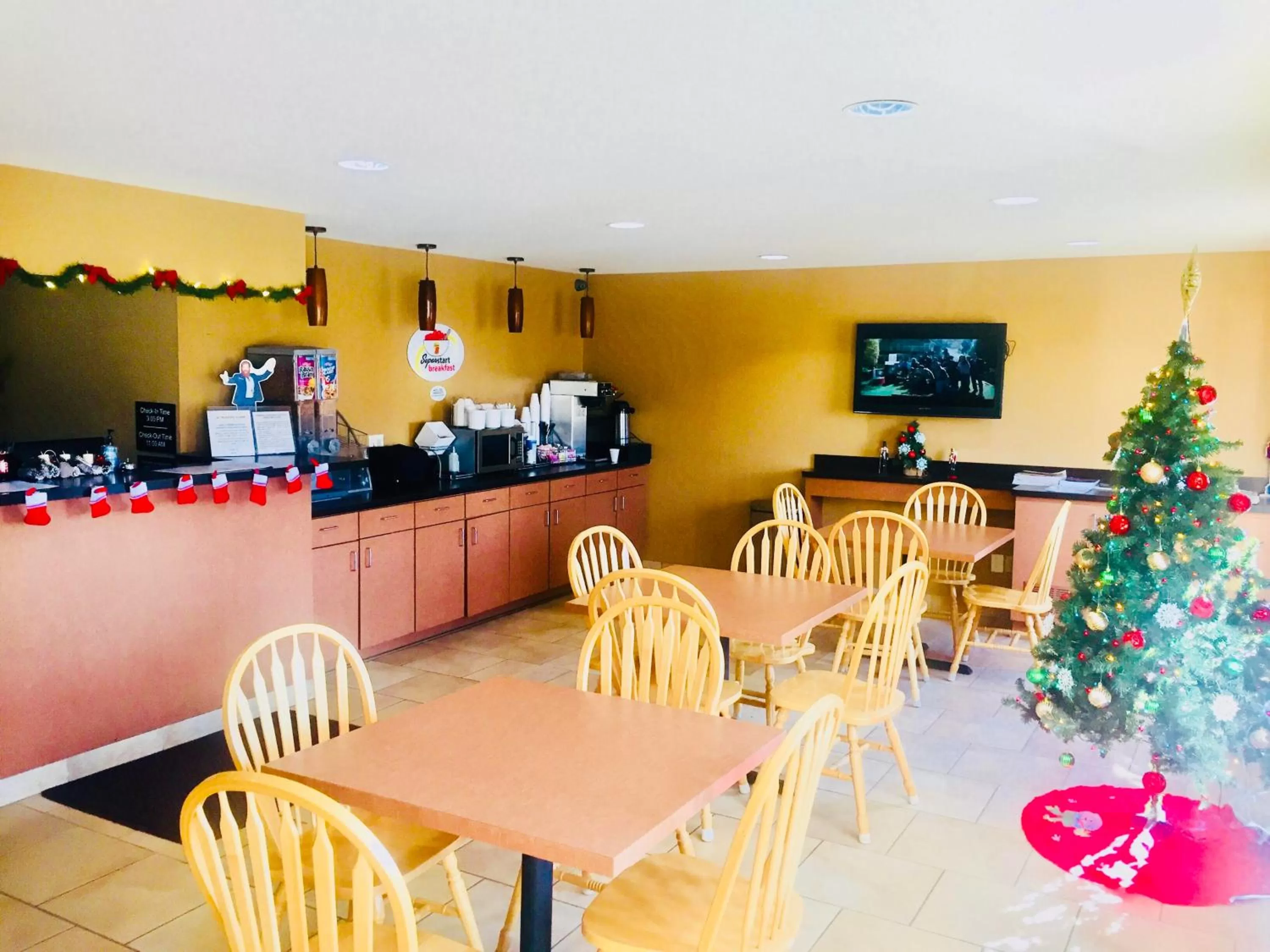 Coffee/tea facilities in Super 8 by Wyndham Radcliff Ft. Knox Area