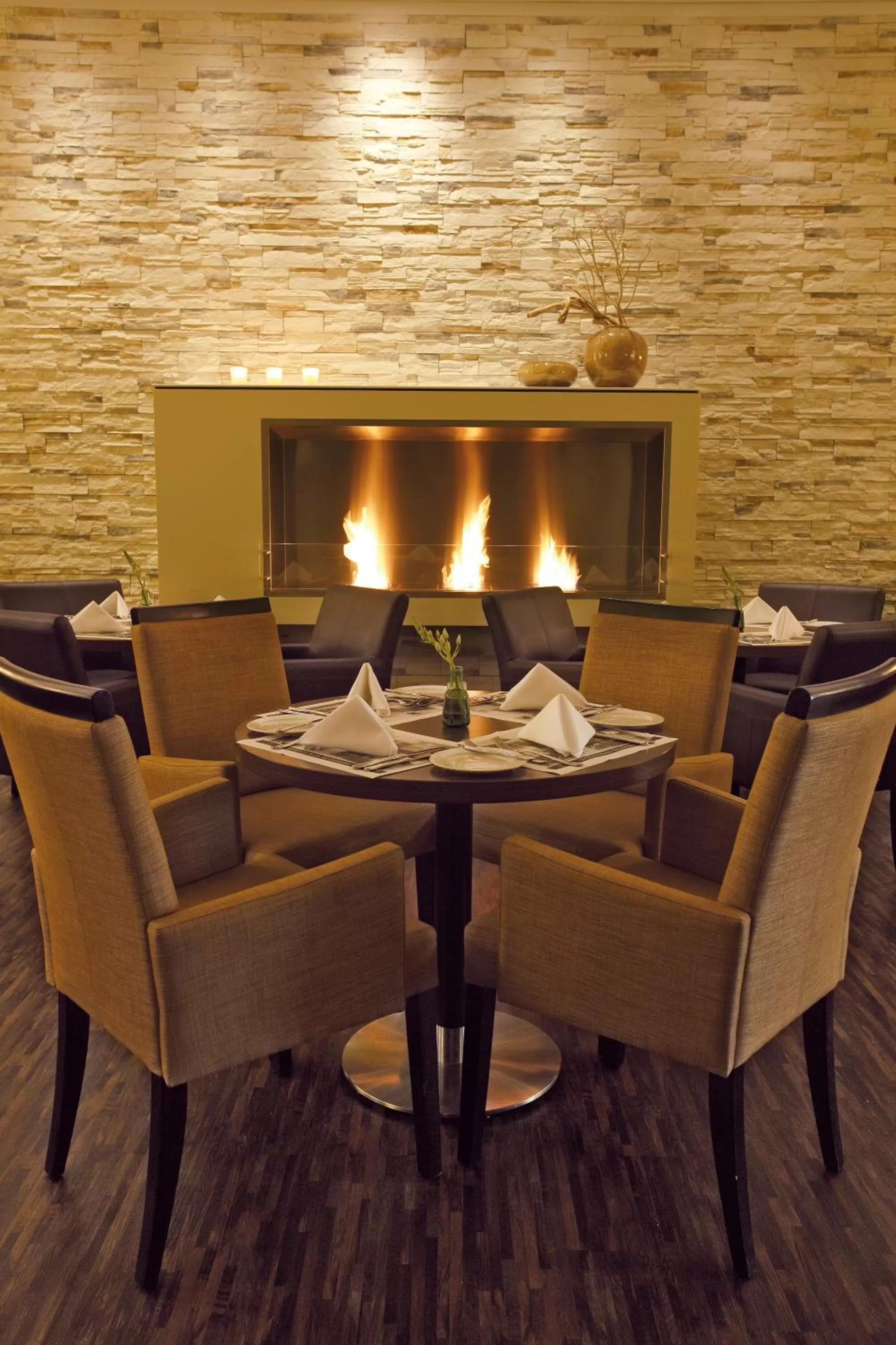 Communal lounge/ TV room in H4 Hotel Berlin Alexanderplatz