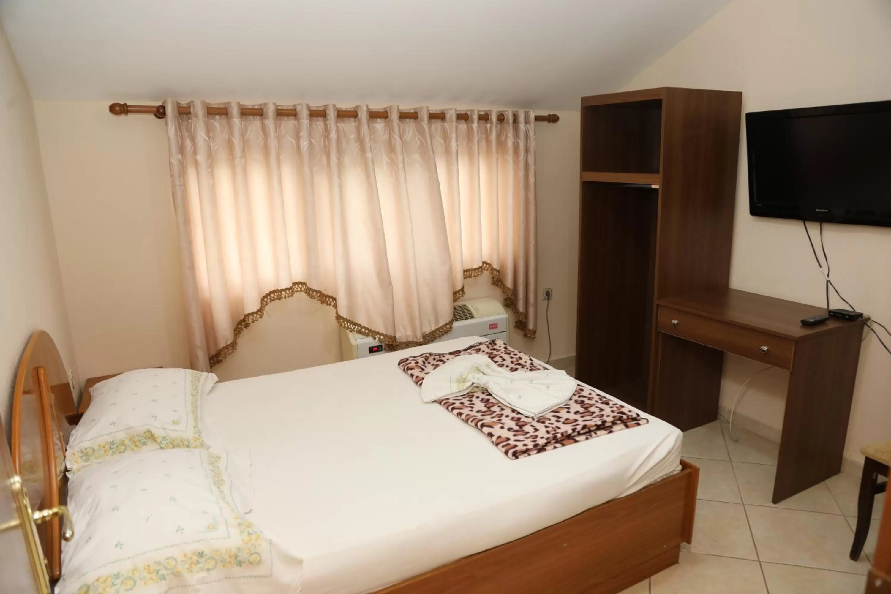 Bed in Hotel Villa Kabashi