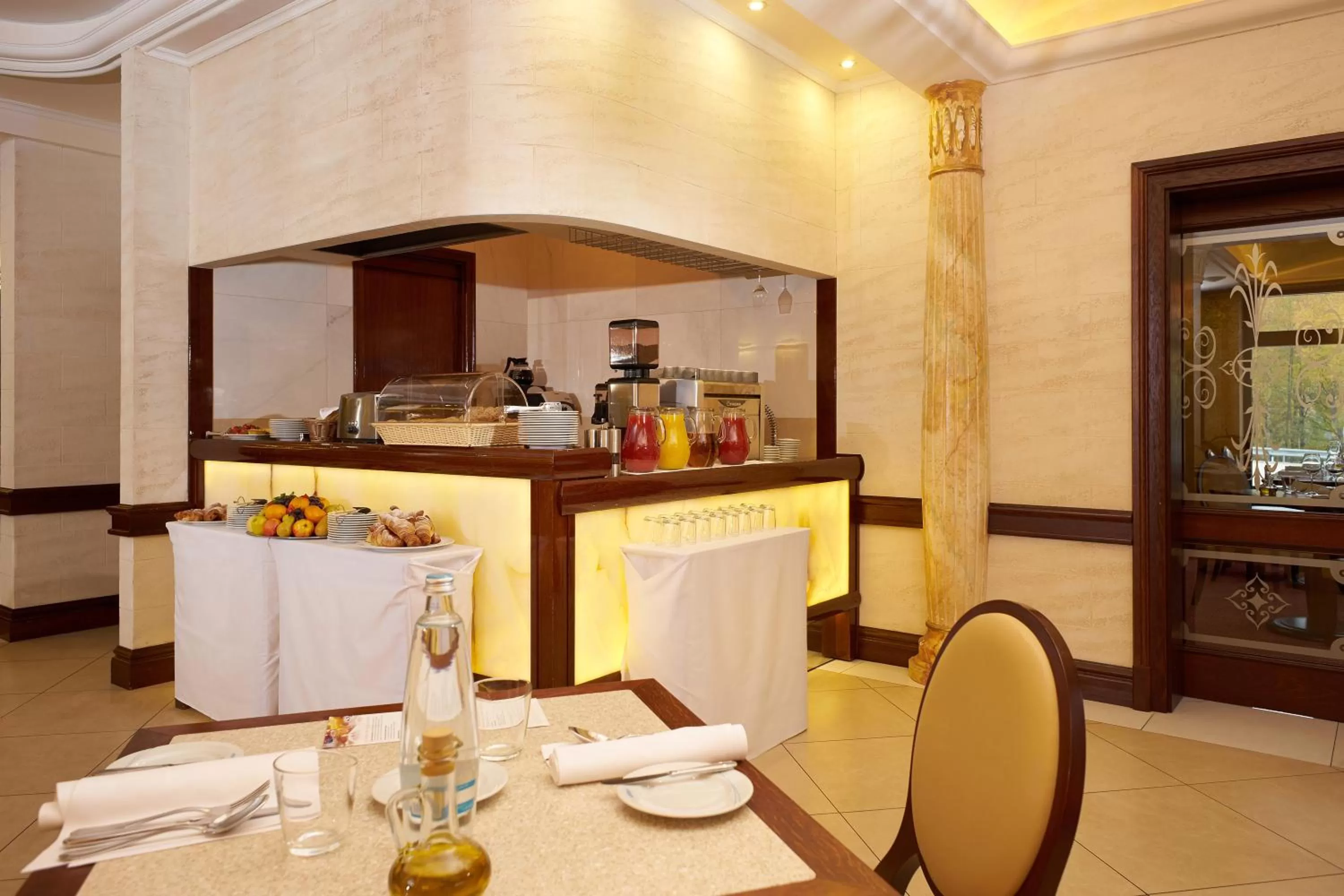 Restaurant/places to eat in Retro Riverside Wellness Resort