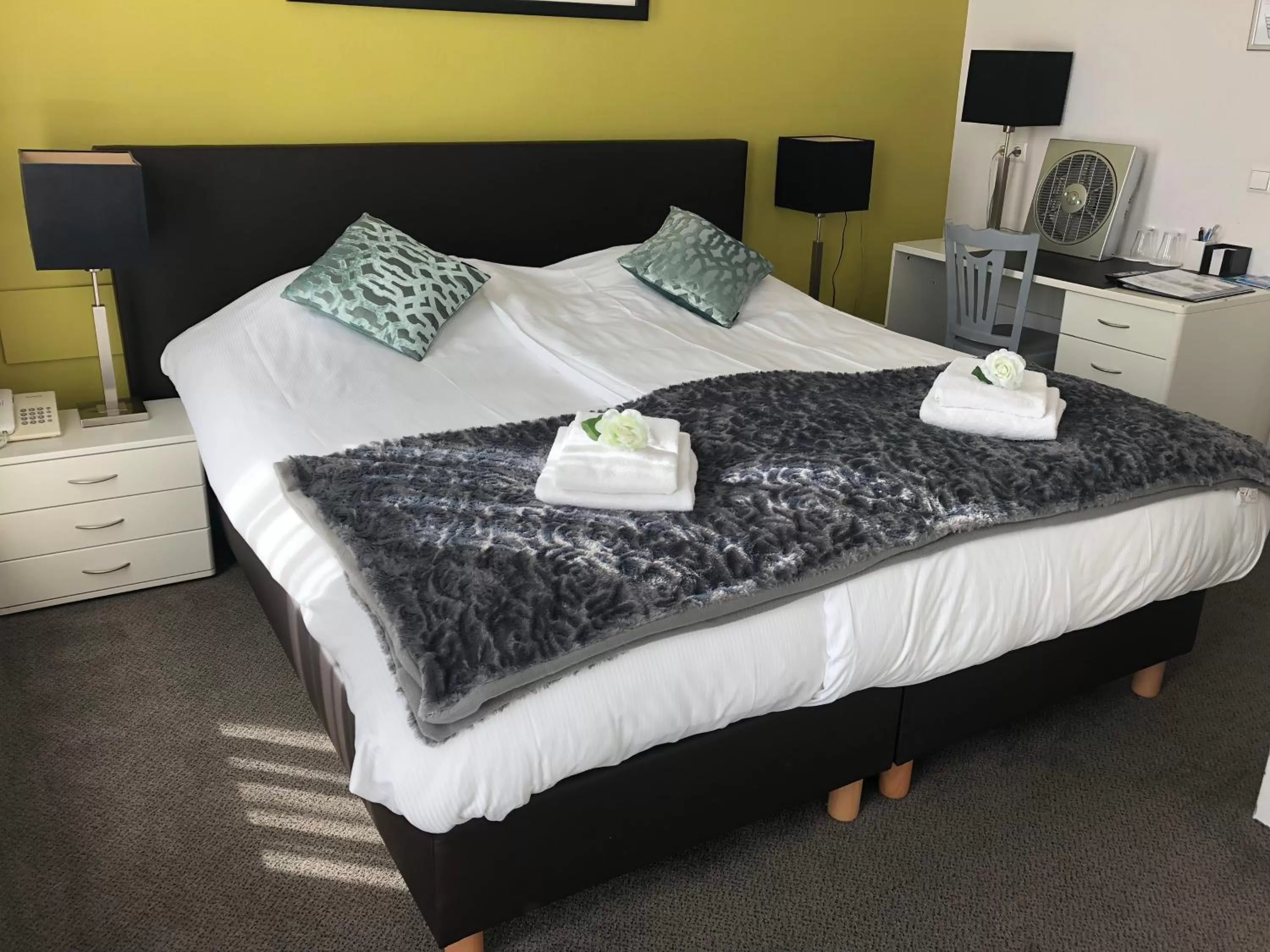 Photo of the whole room, Bed in Hotel de Keizerskroon Hoorn