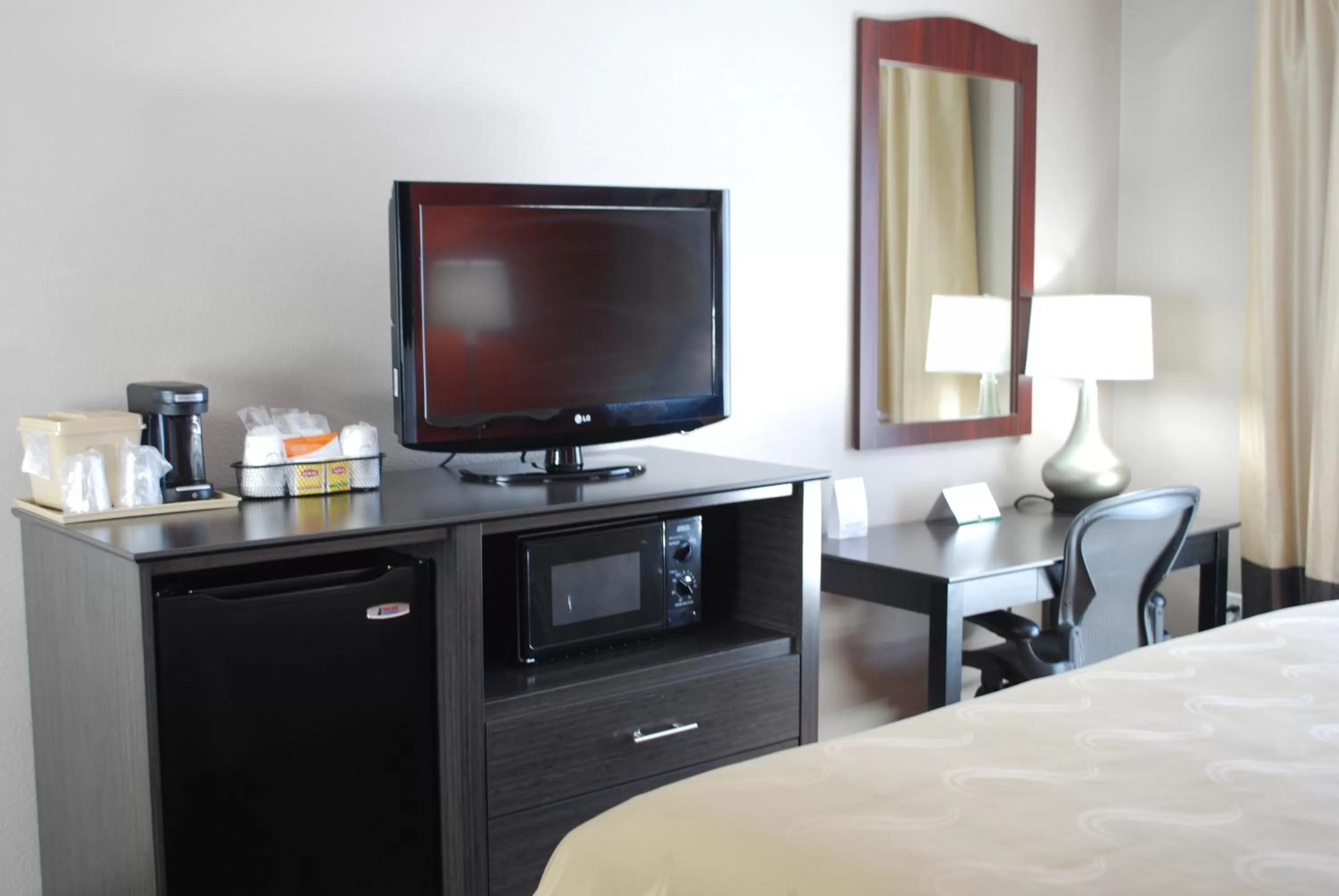 TV and multimedia, Bed in Quality Inn & Suites Fresno Northwest