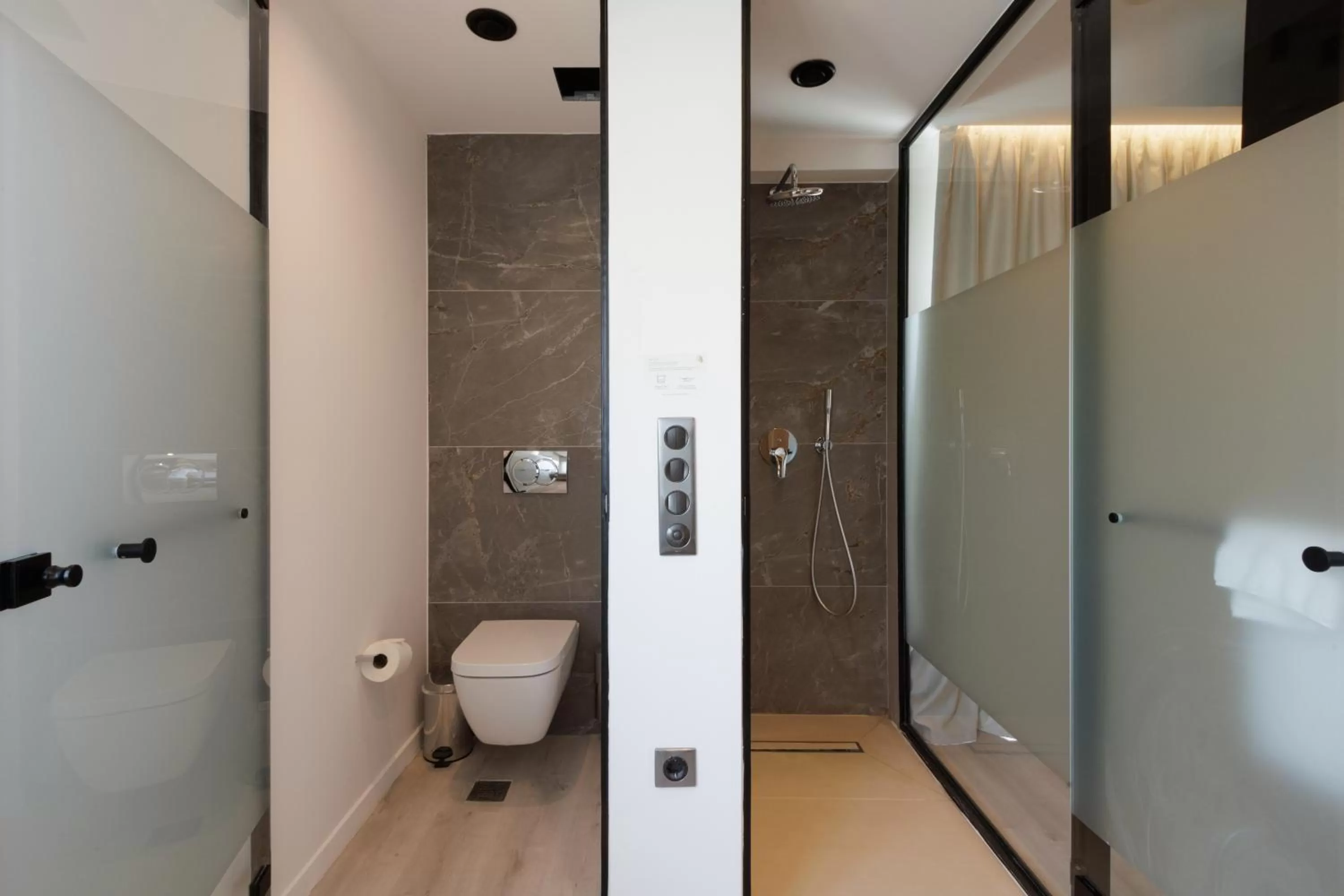 Shower, Bathroom in LUX&EASY Signature Syngrou 234