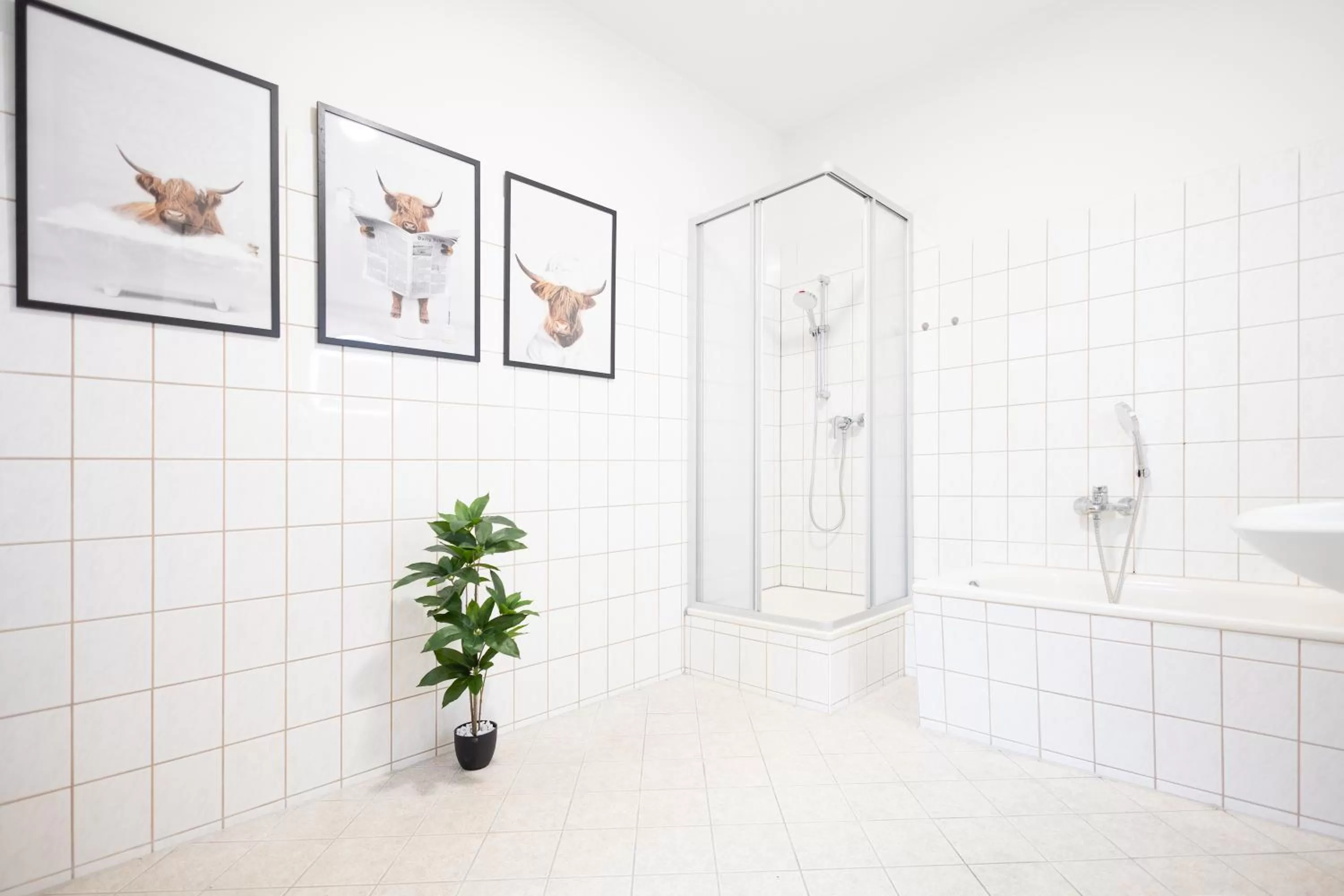 Shower, Bathroom in Ko-Living Space an der Oper - Street Art Design Apartments