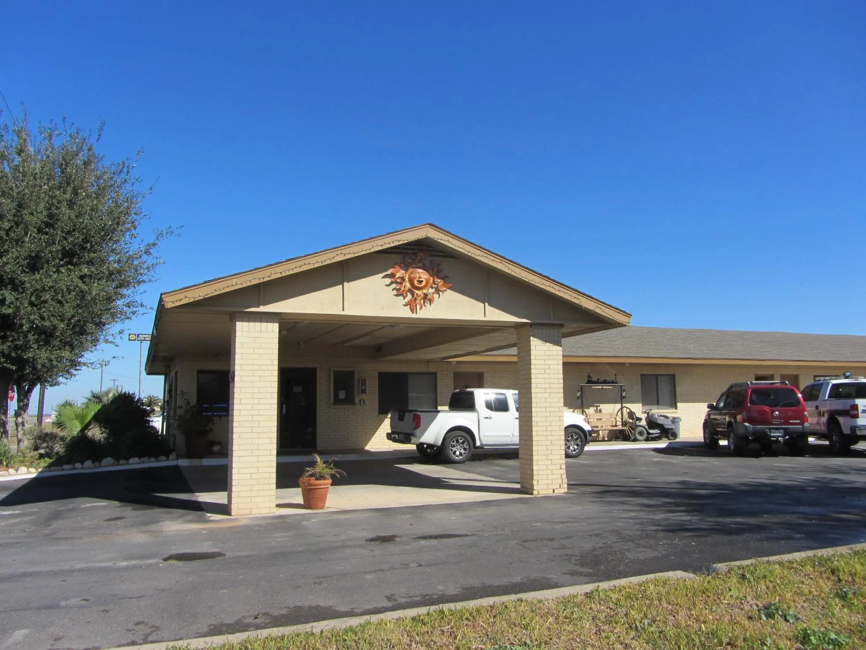 Property building in Hebbronville Executive Inn