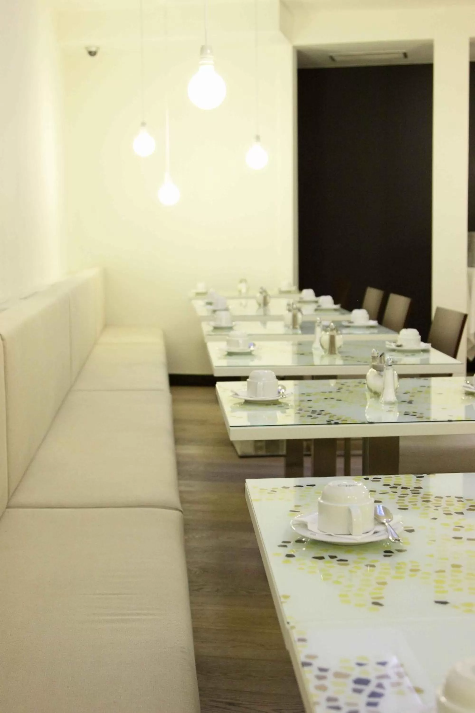 Restaurant/places to eat in Pure White