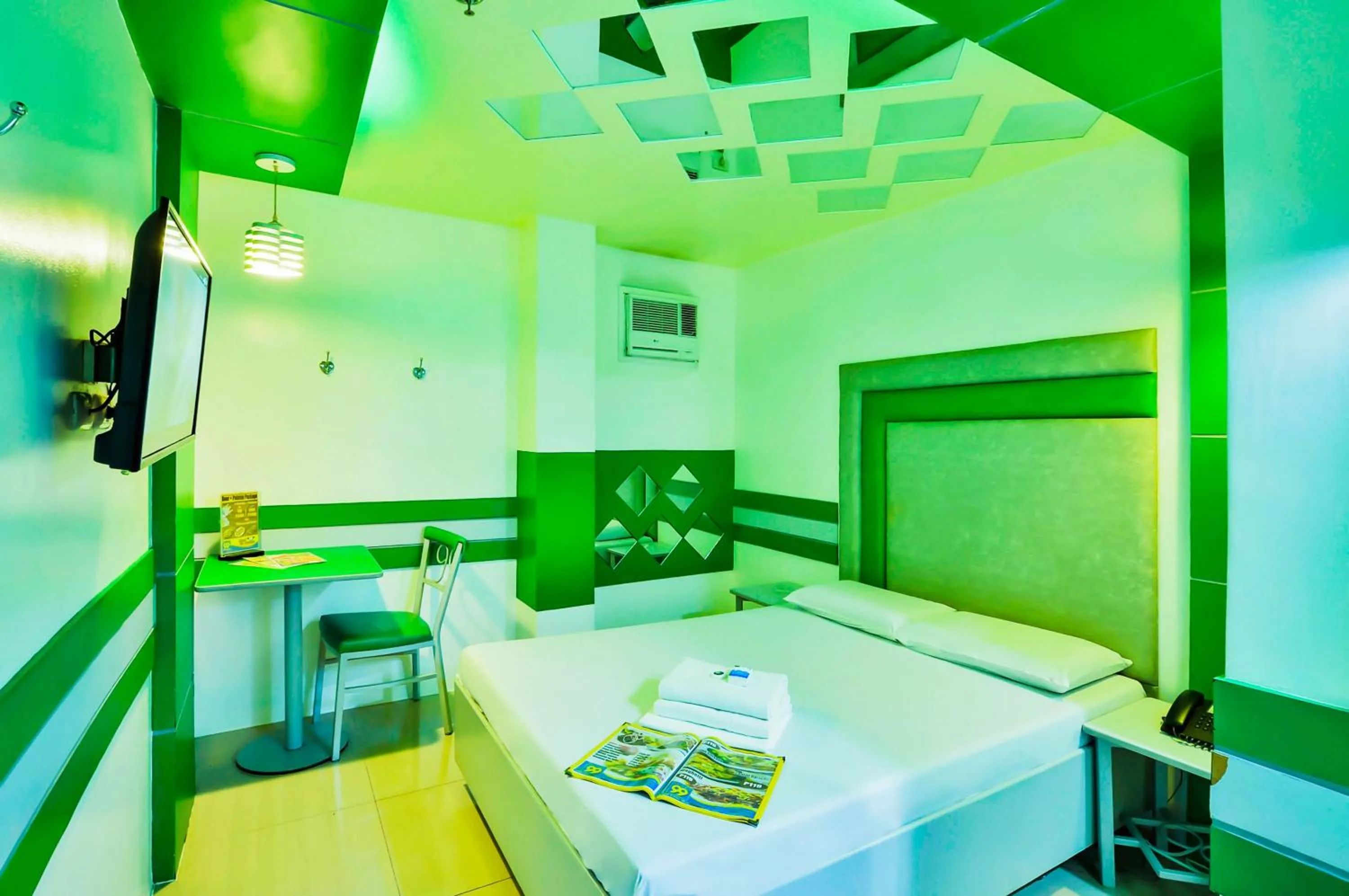 Bedroom, Bed in Hotel 99 Monumento