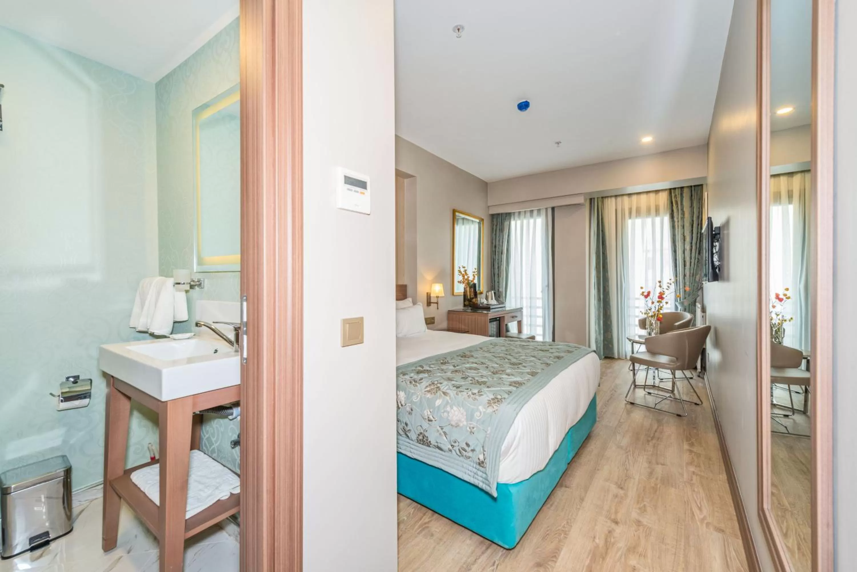 Deluxe Double Room in Taximist Hotel