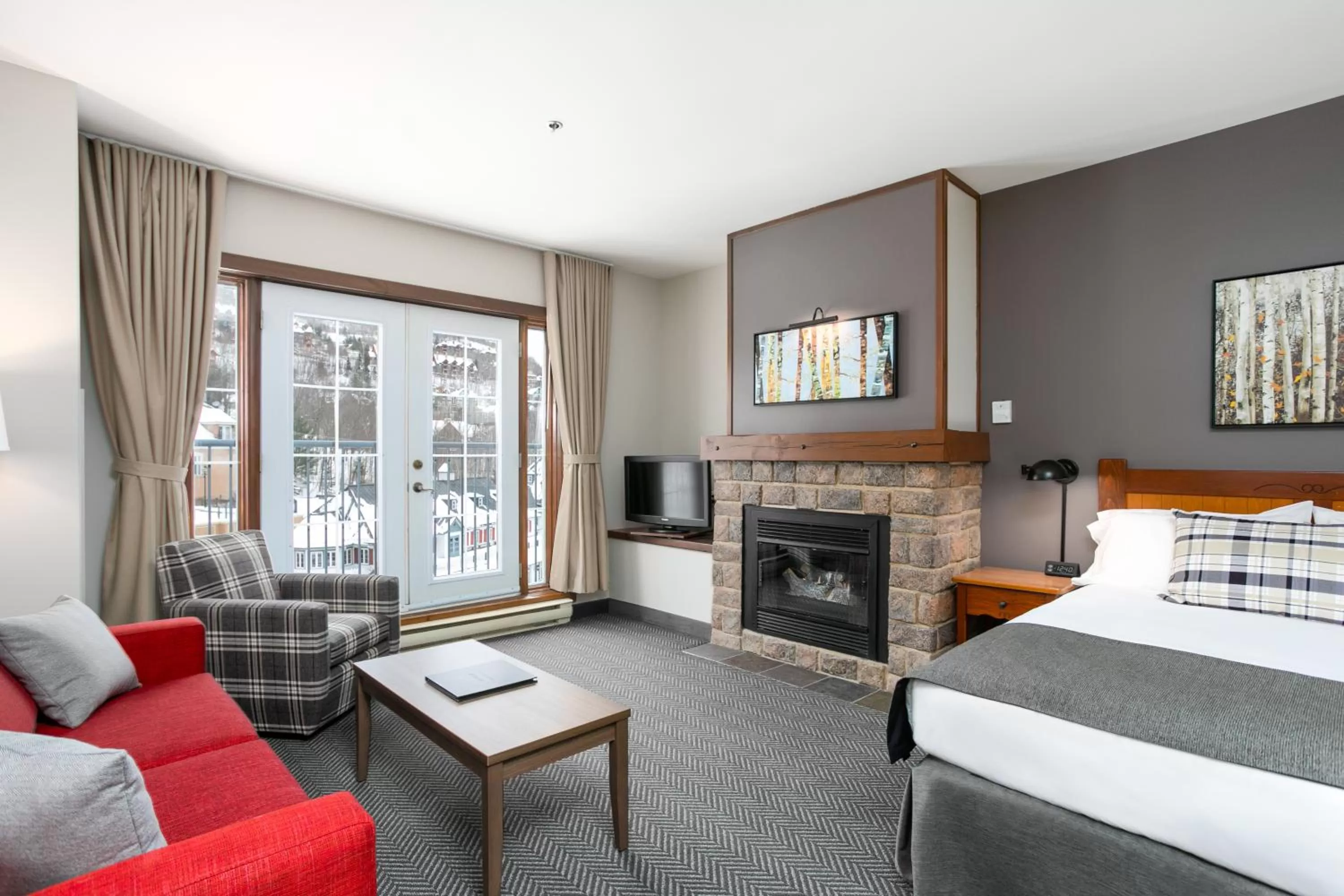 Photo of the whole room, Bed in Tour des Voyageurs