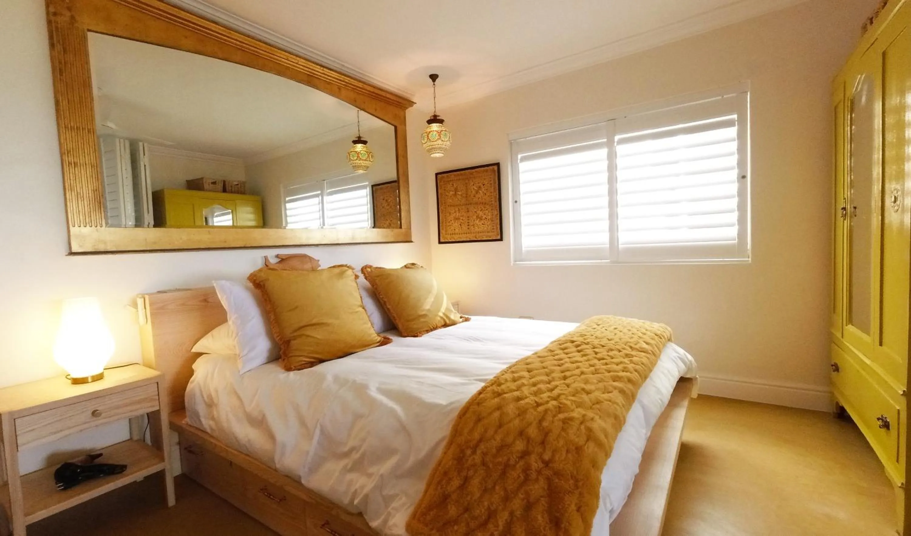 Bed in Dolphin Inn Guesthouse