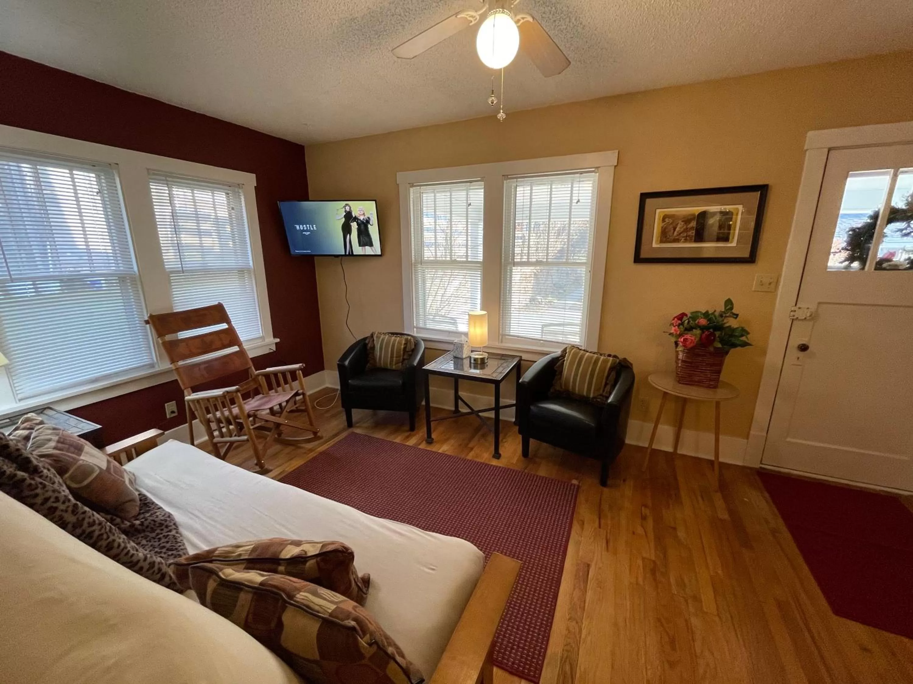 Living room, Seating Area in 1899 Inn