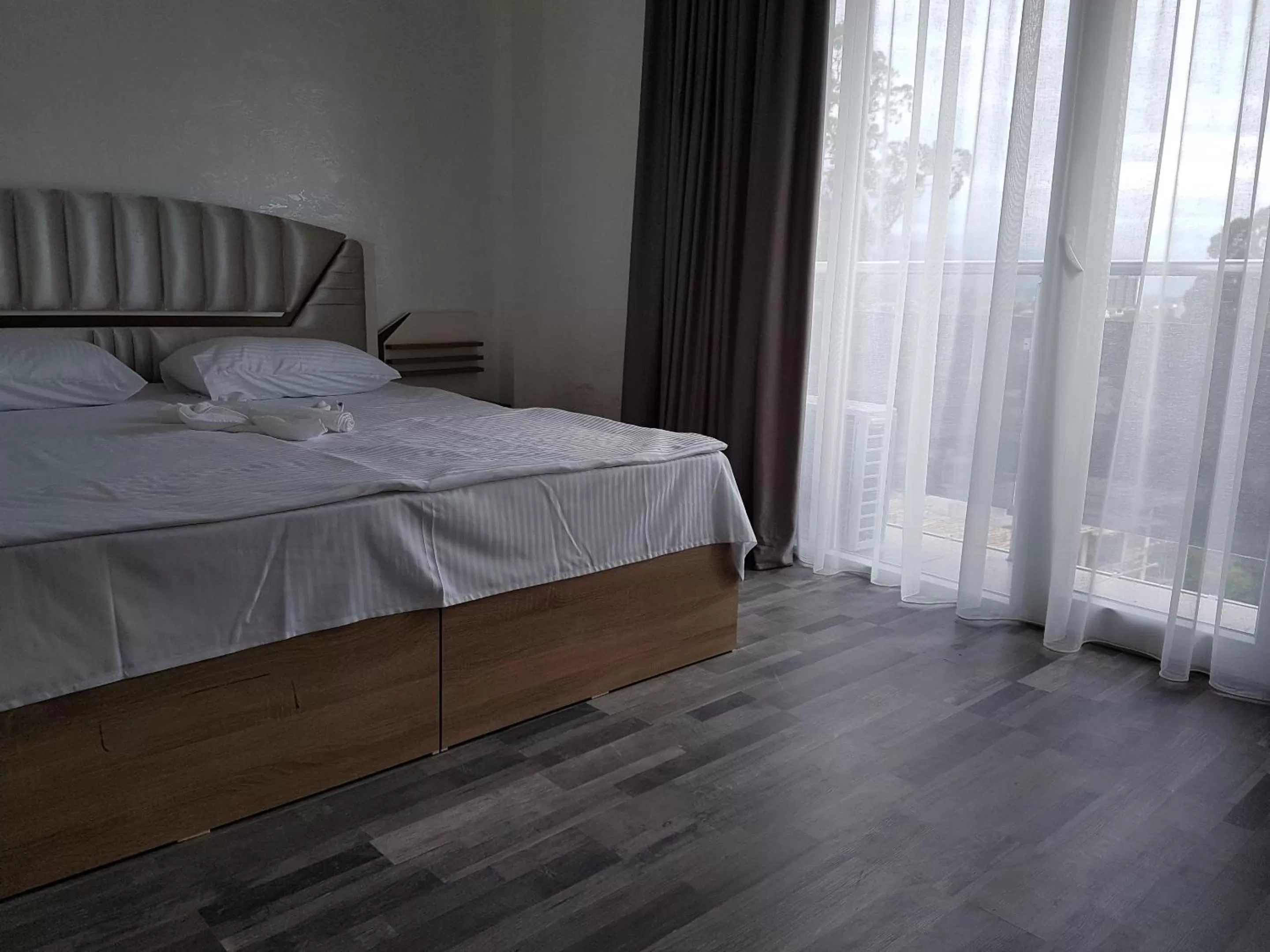 Bathroom, Bed in Hotel Royal Palace