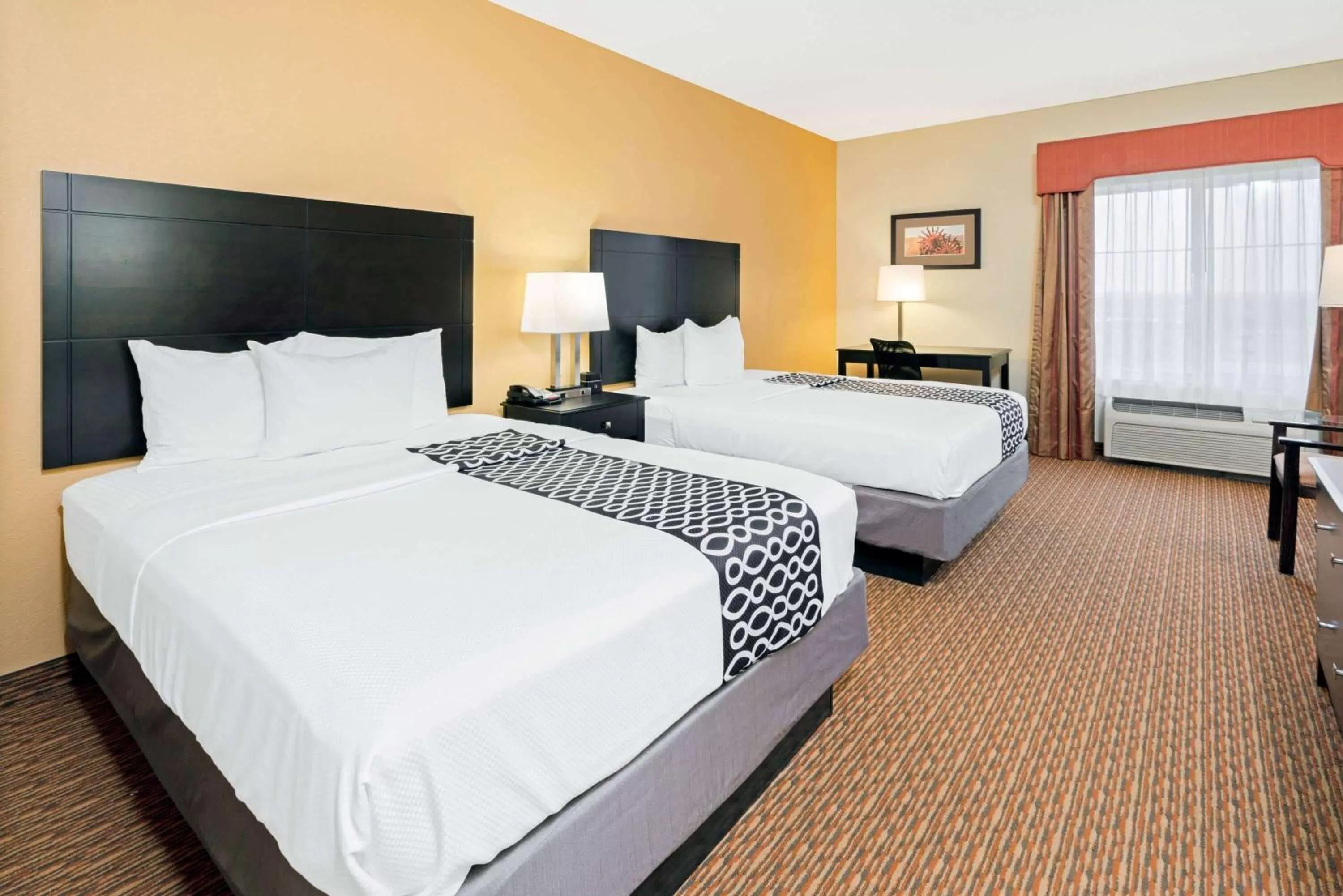 Photo of the whole room, Bed in La Quinta by Wyndham Stillwater -University Area