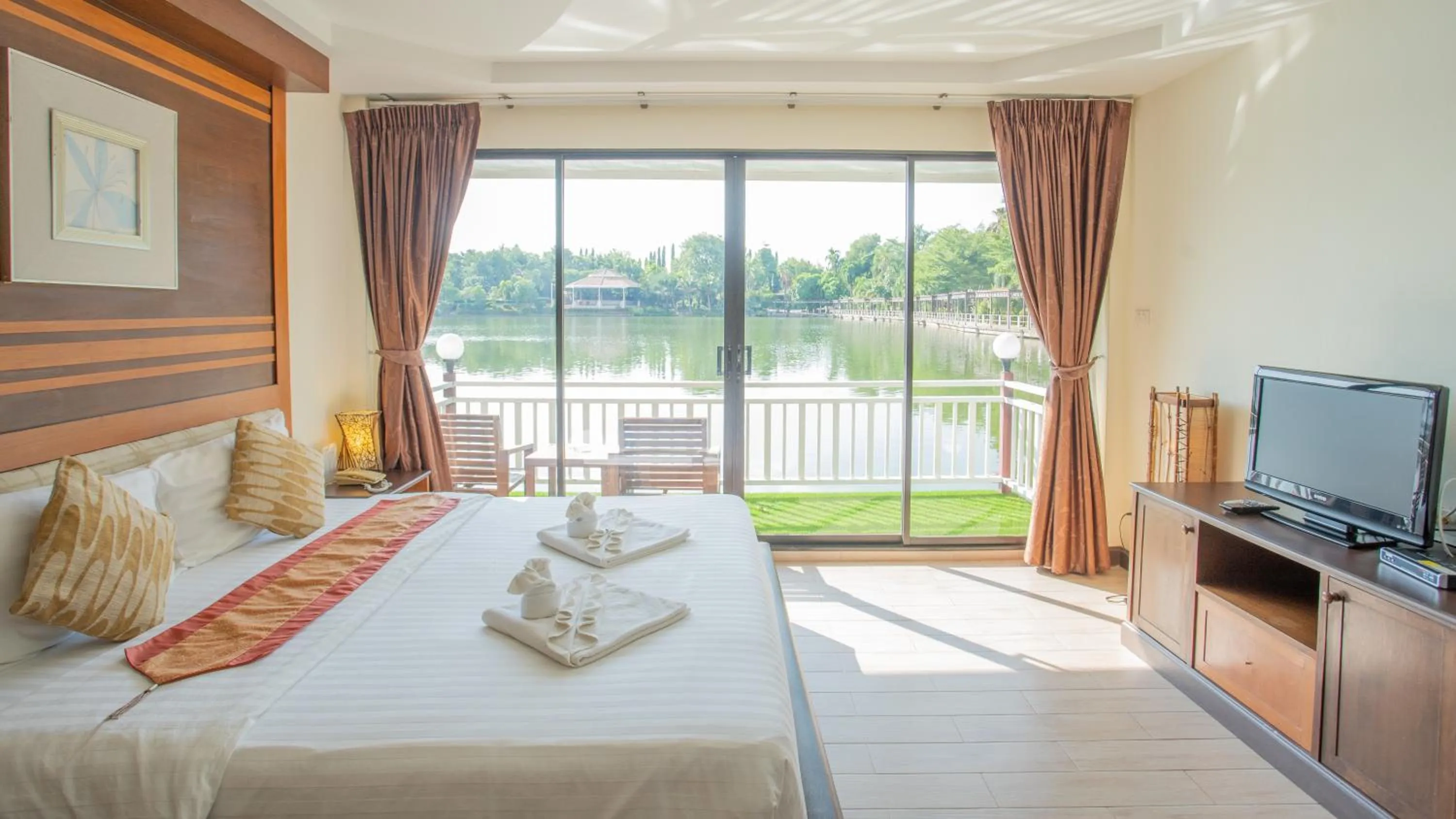 Lake view, Bed in Chawalun Resort