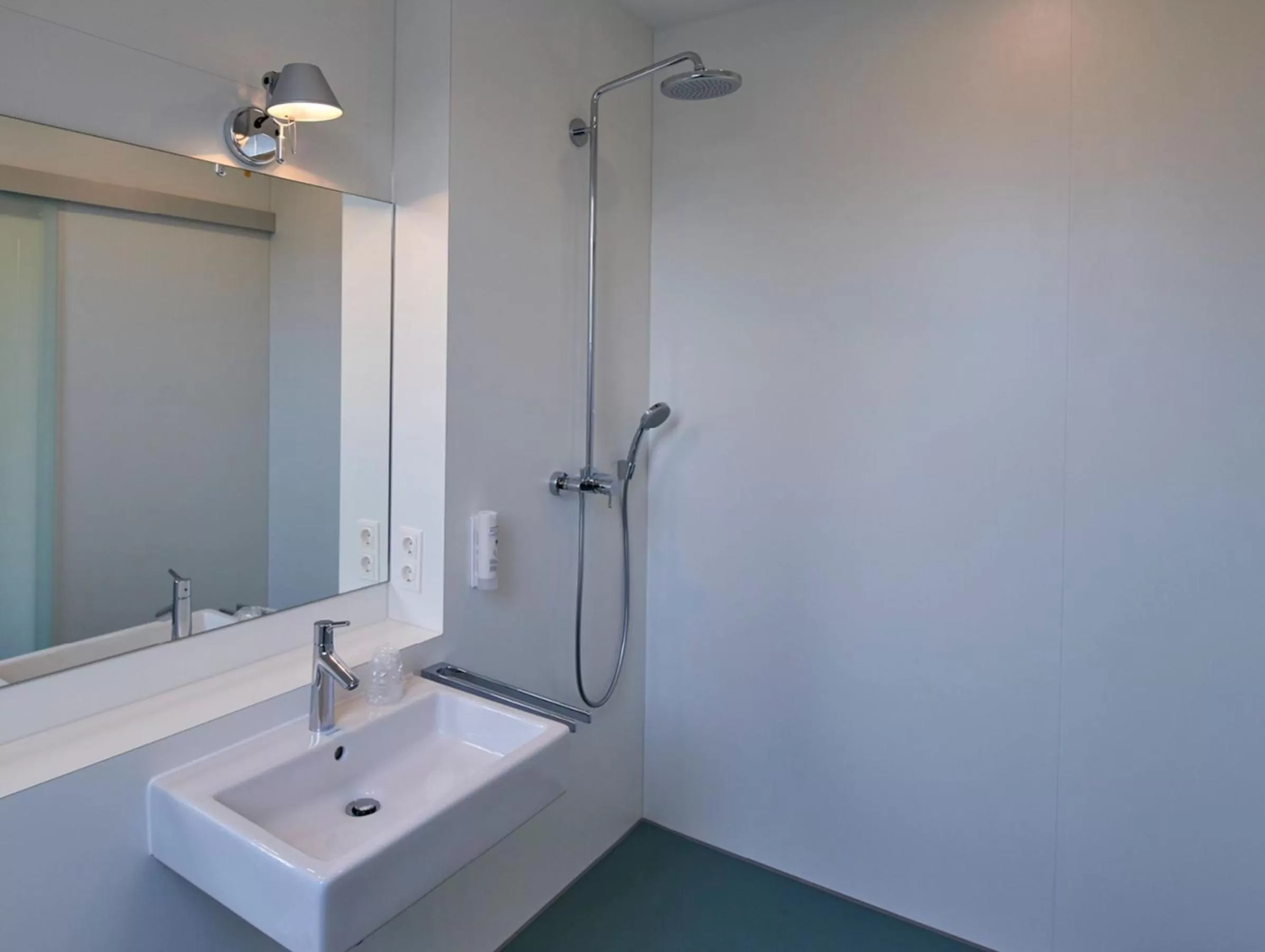 Shower, Bathroom in Radhotel am Gleis