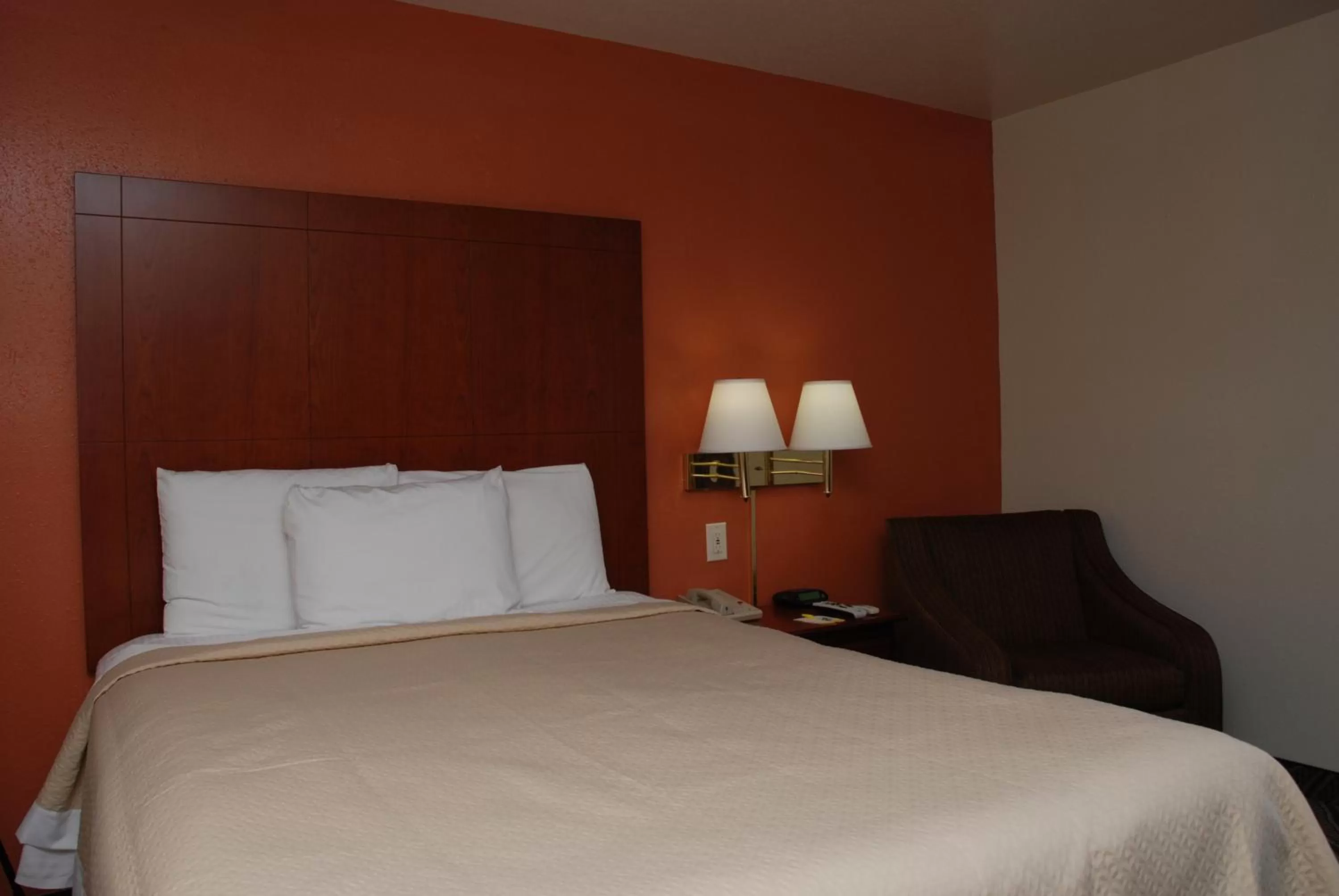 Bed in Days Inn by Wyndham Dyersburg