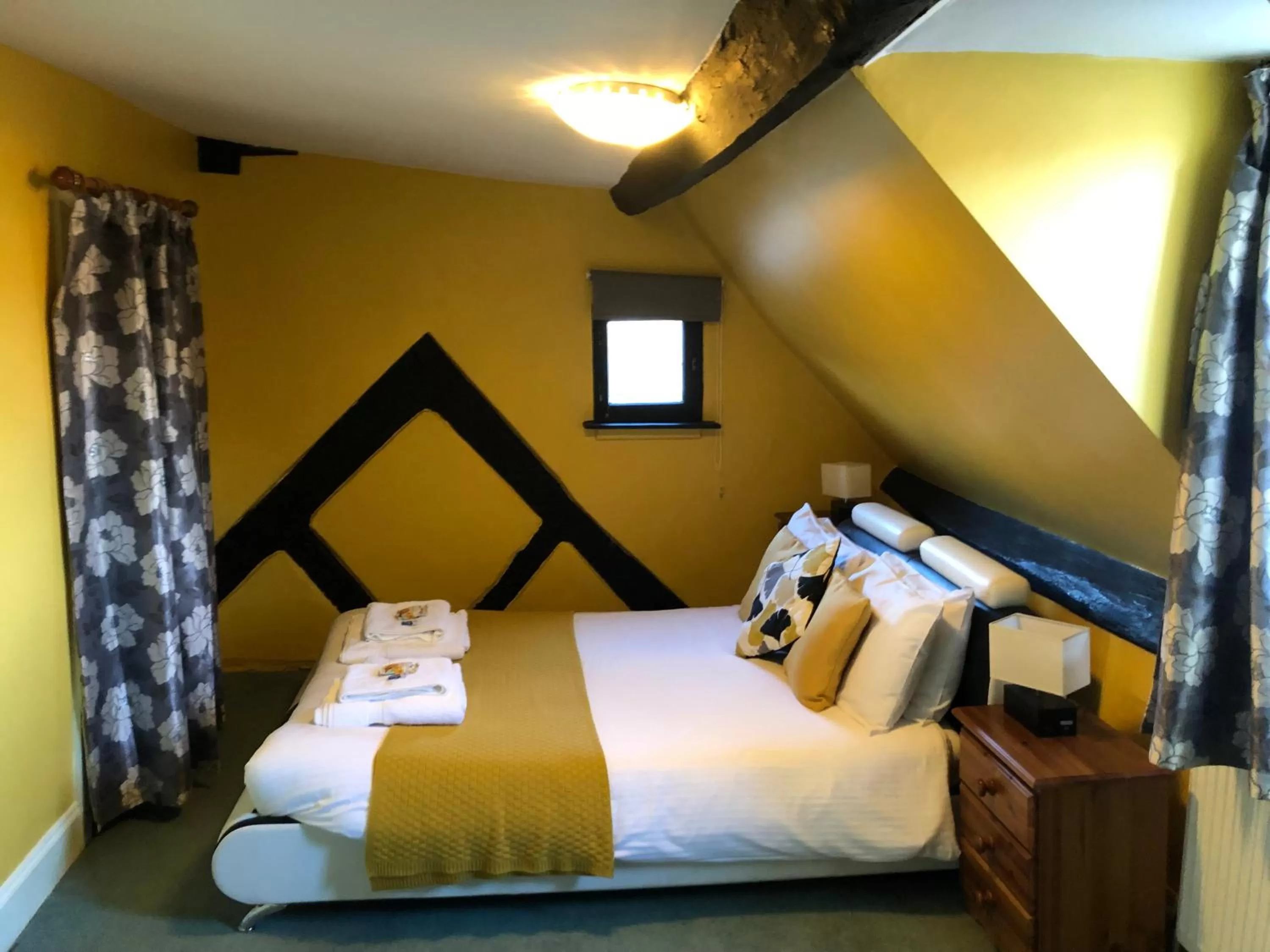 Bed in The Mug House Inn