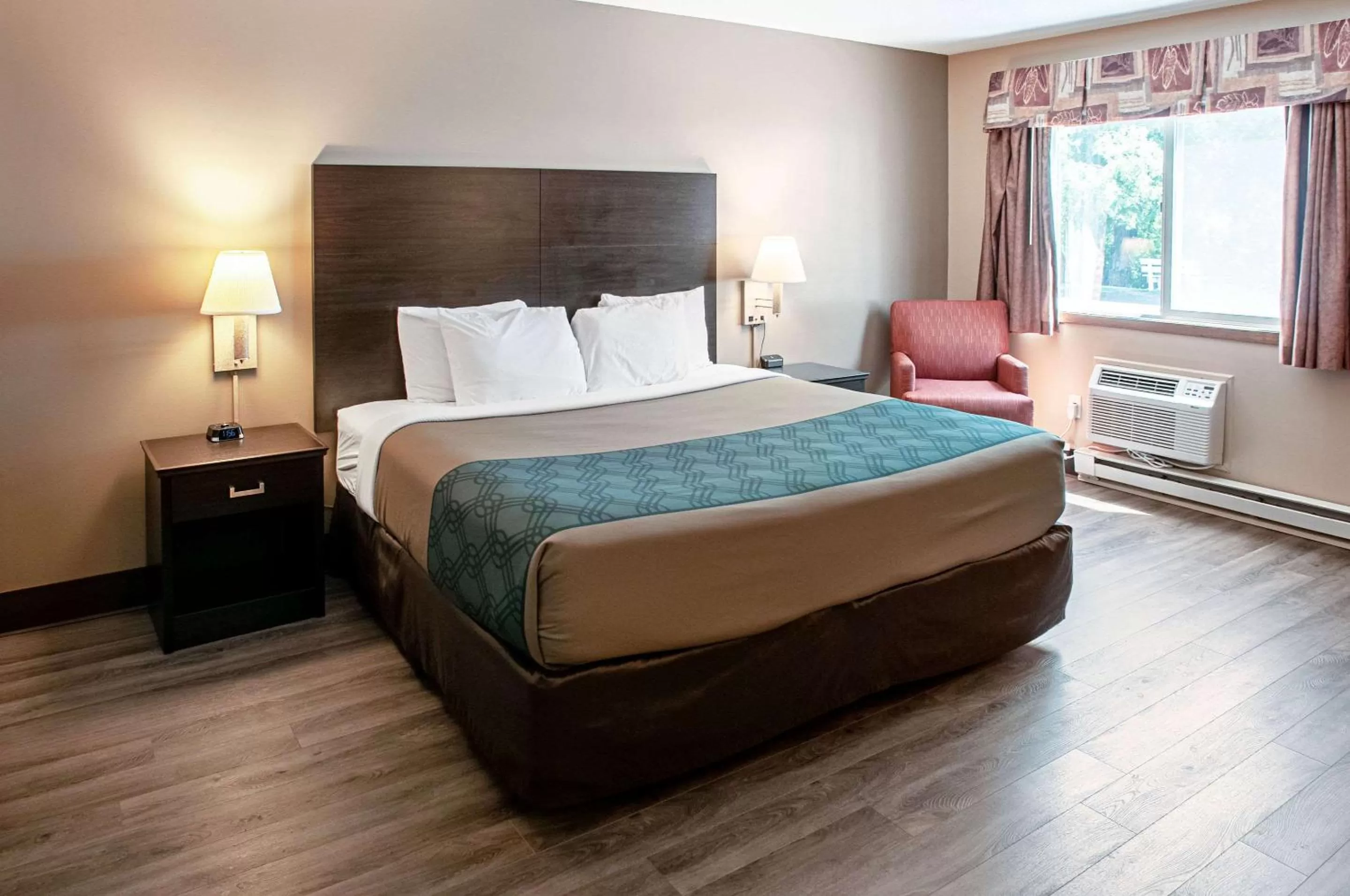 Photo of the whole room, Bed in Econo Lodge Menomonie On The Bay