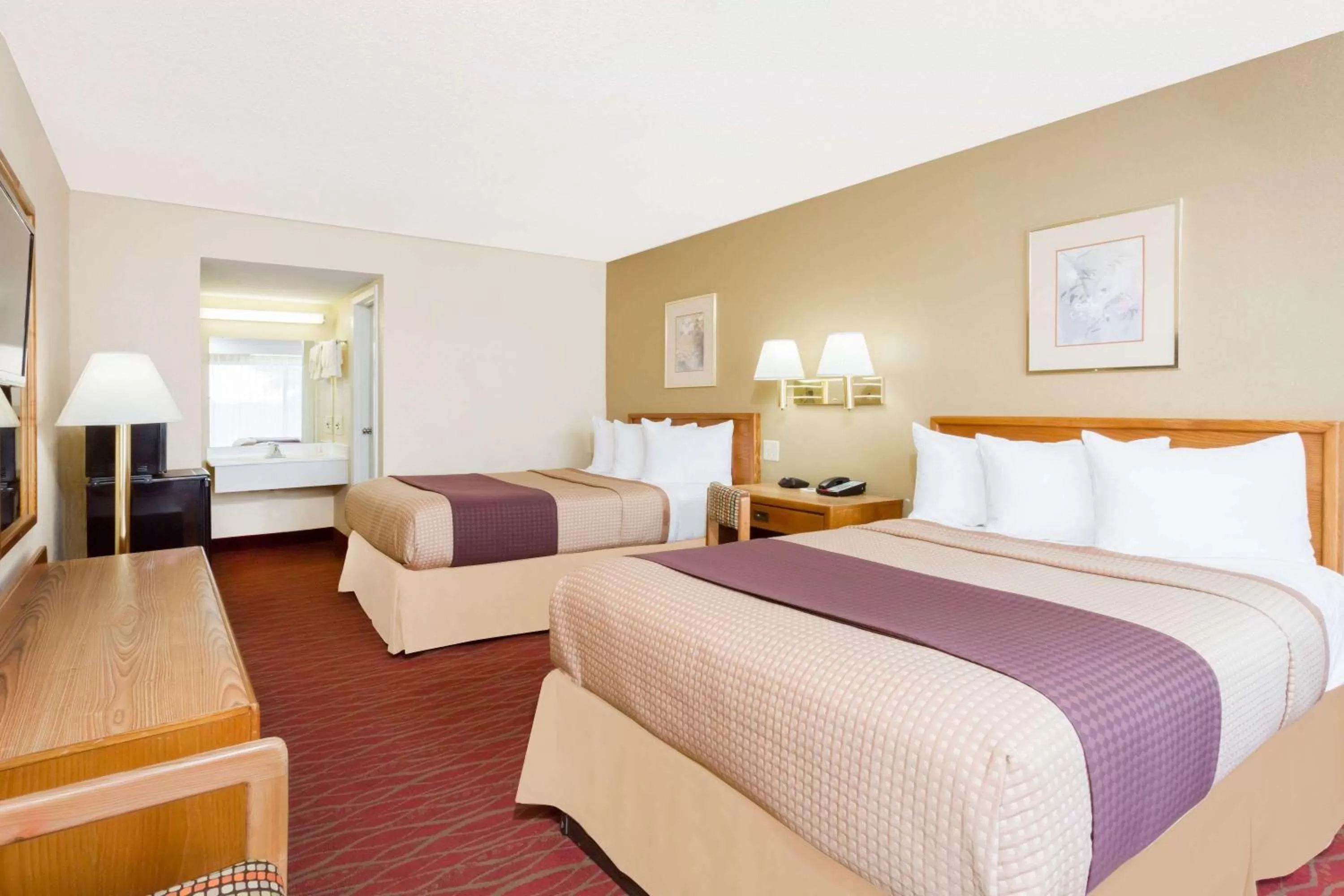 Photo of the whole room, Bed in Days Inn by Wyndham Staunton