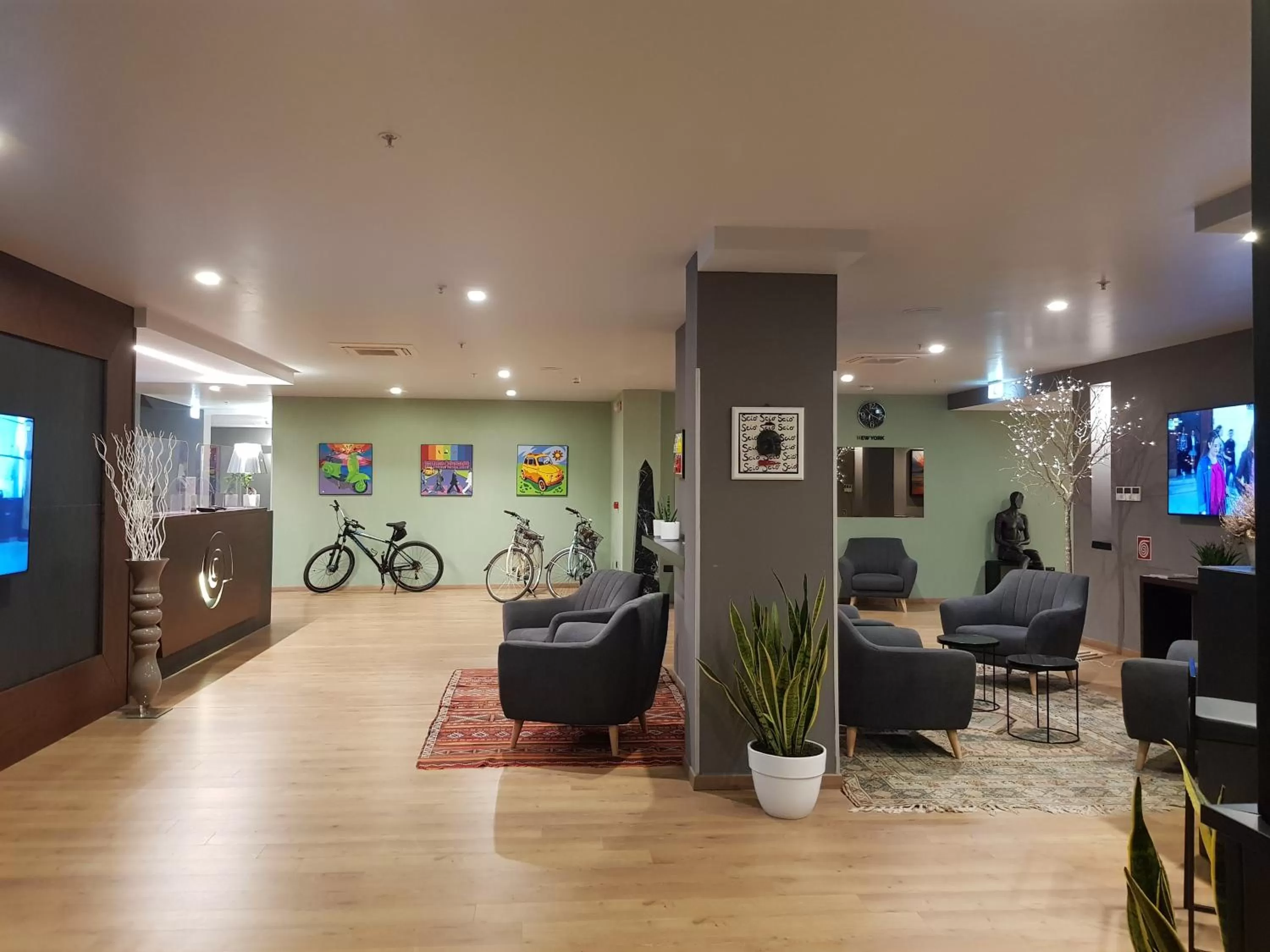 Communal lounge/ TV room in Hotel Europa Art Caserta