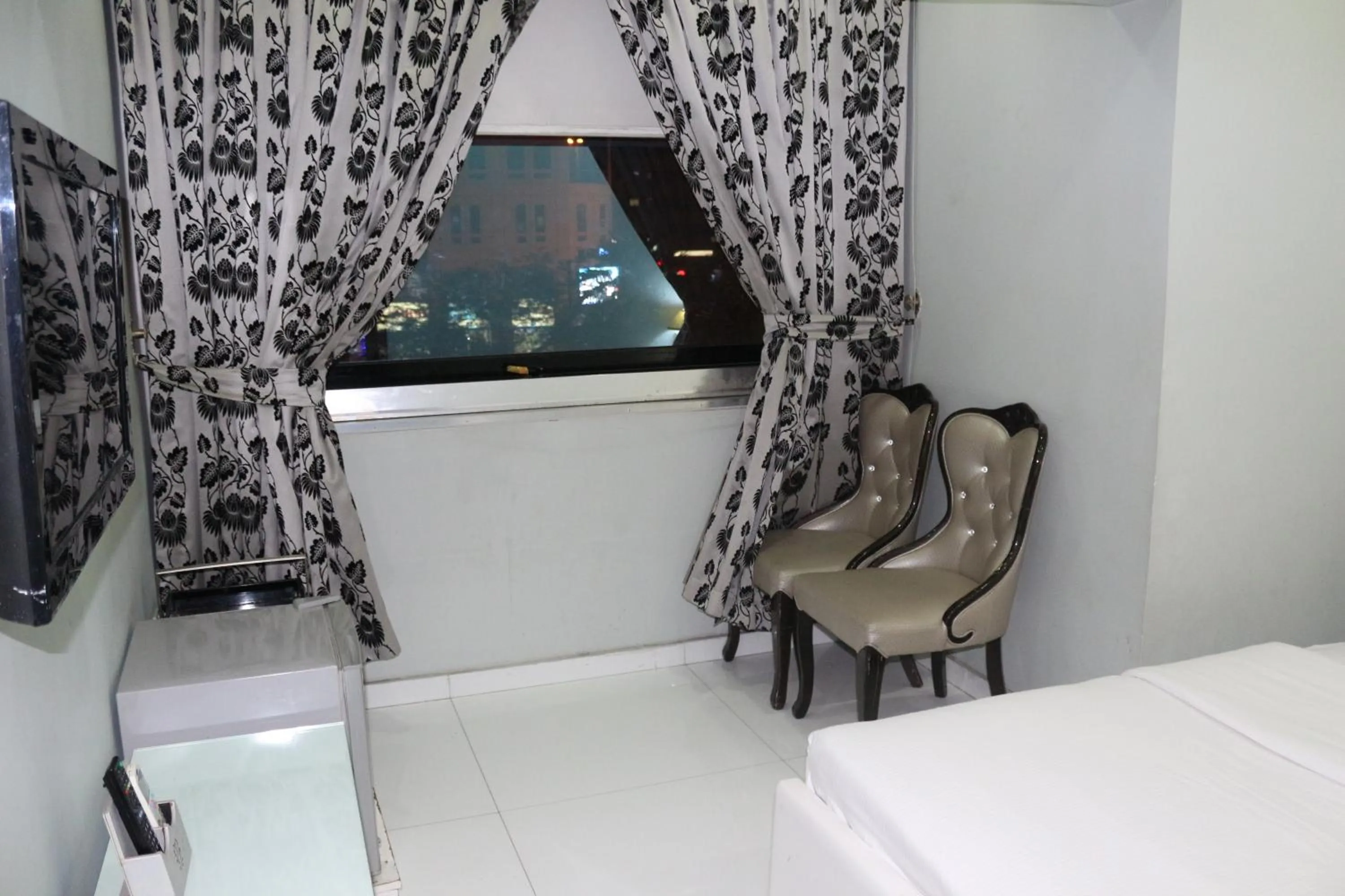 Seating area, Bed in White Fort Hotel