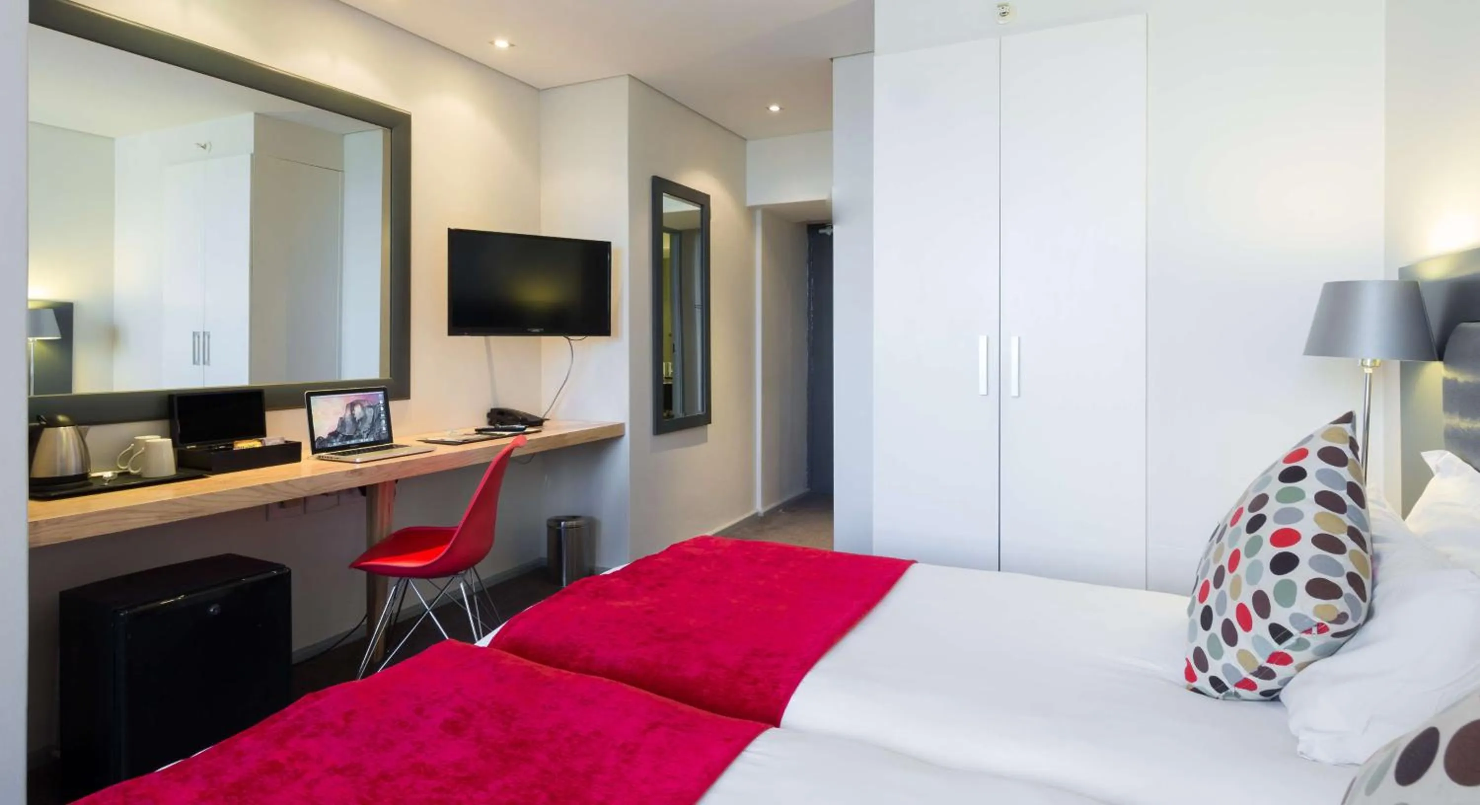 Photo of the whole room, Bed in Fountains Hotel