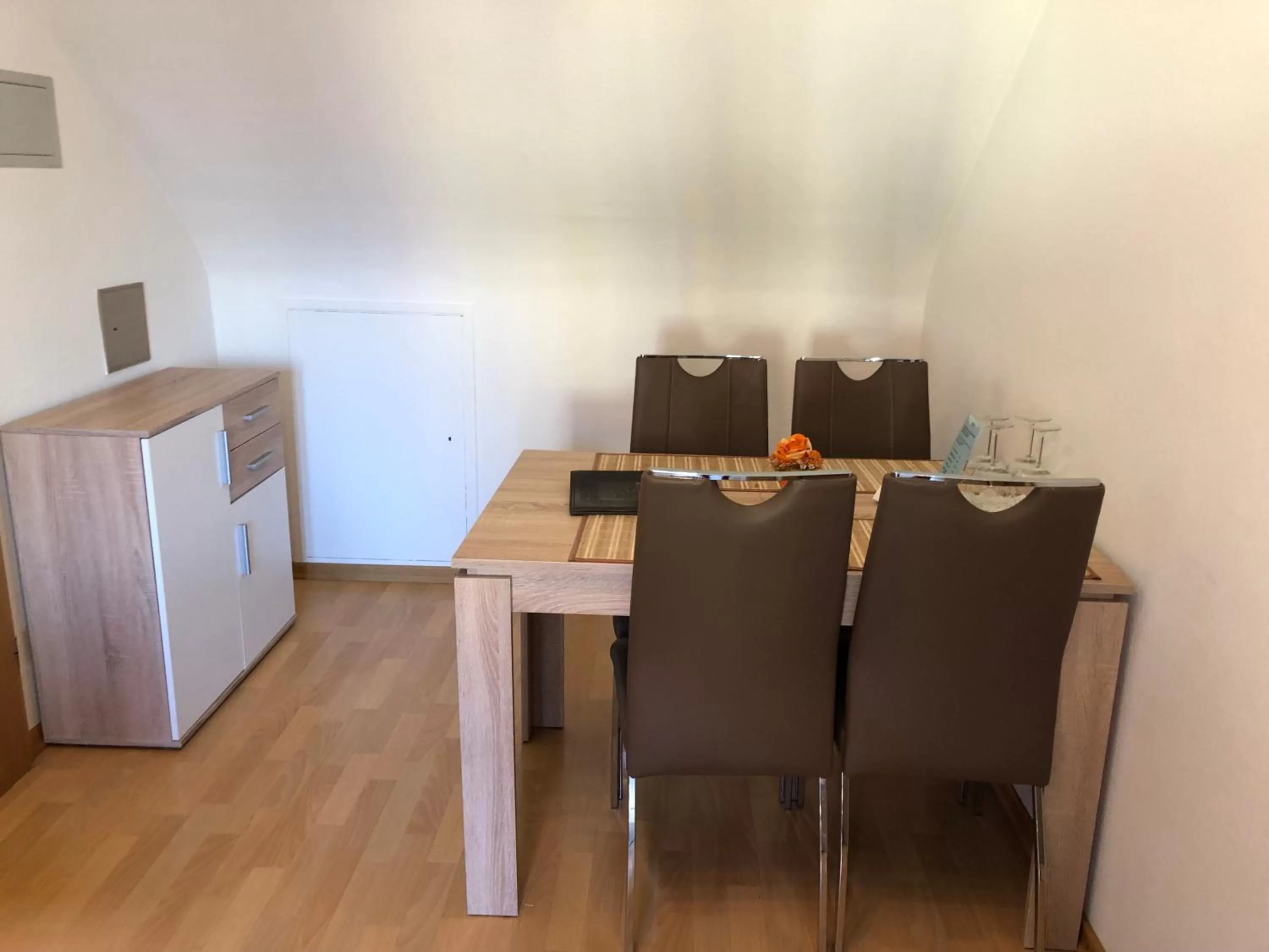 Dining area in Hotel Rose Heidelberg inklusive Frühstück, Saunanutzung und Parkplätze nach Verfügbarkeit