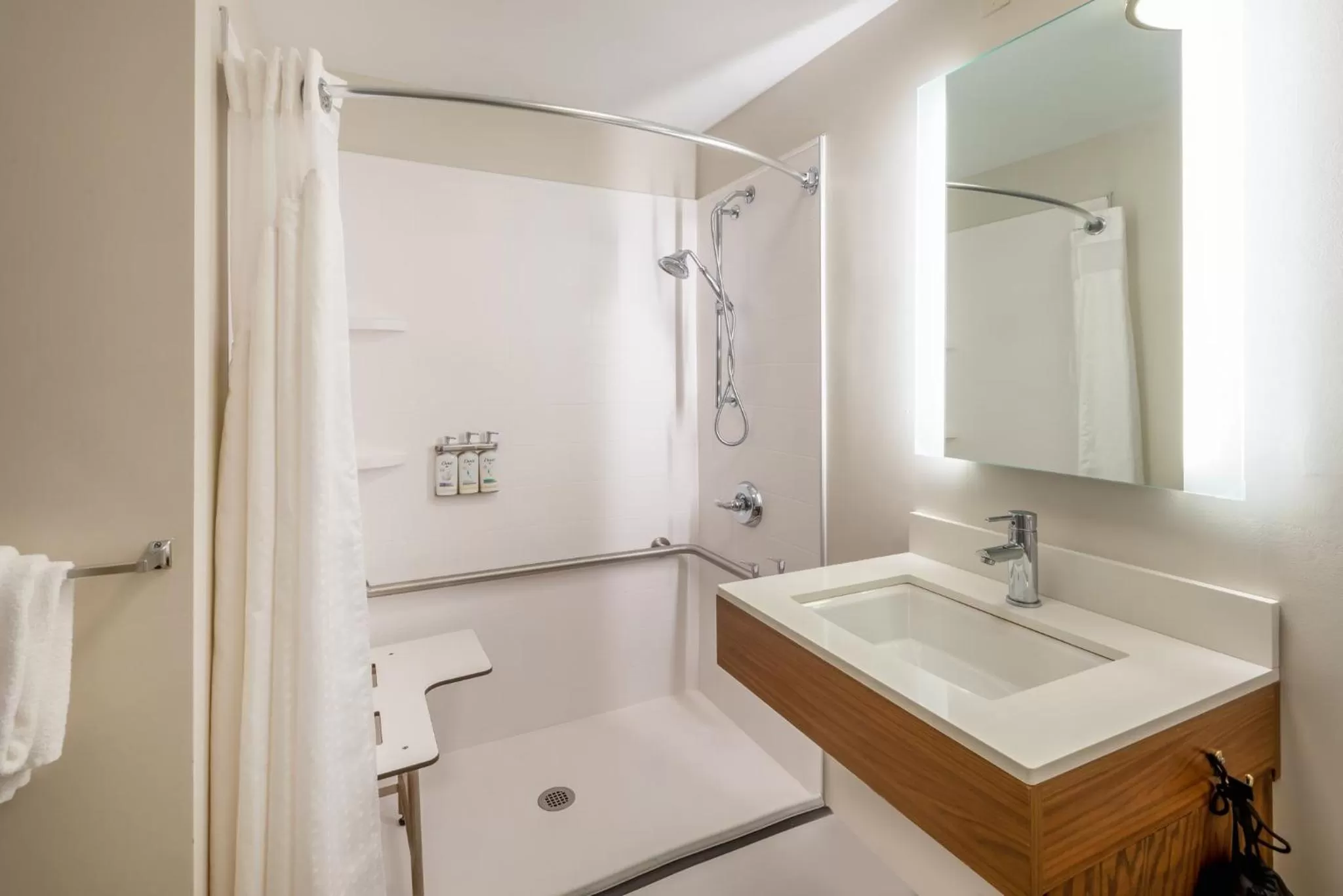 Photo of the whole room in Holiday Inn Express Vermilion by IHG