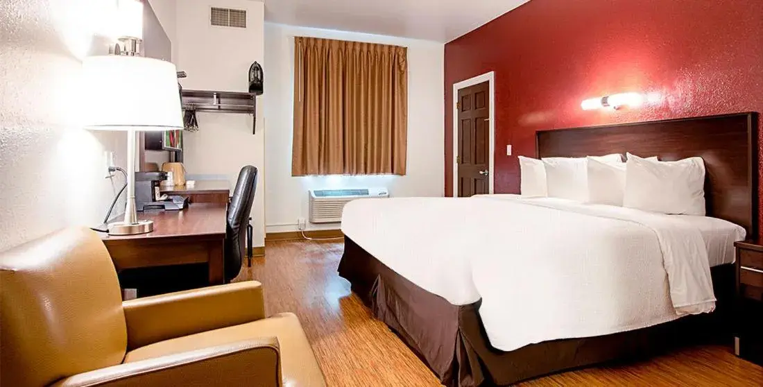 Superior King Room in Seasons Inn Traverse City Superior King Room in Seasons Inn Traverse City