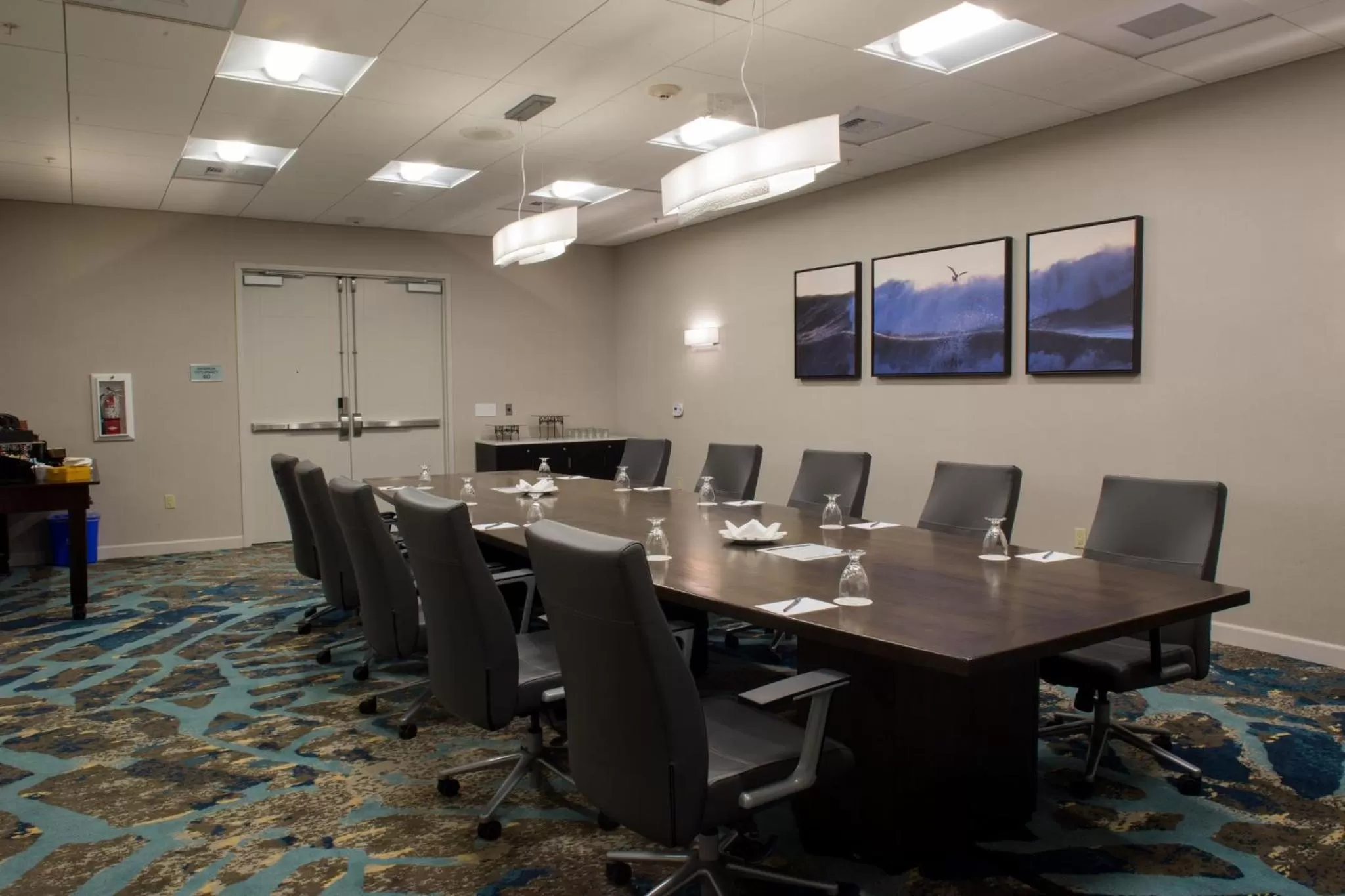 Meeting/conference room in Crowne Plaza Ventura Beach by IHG