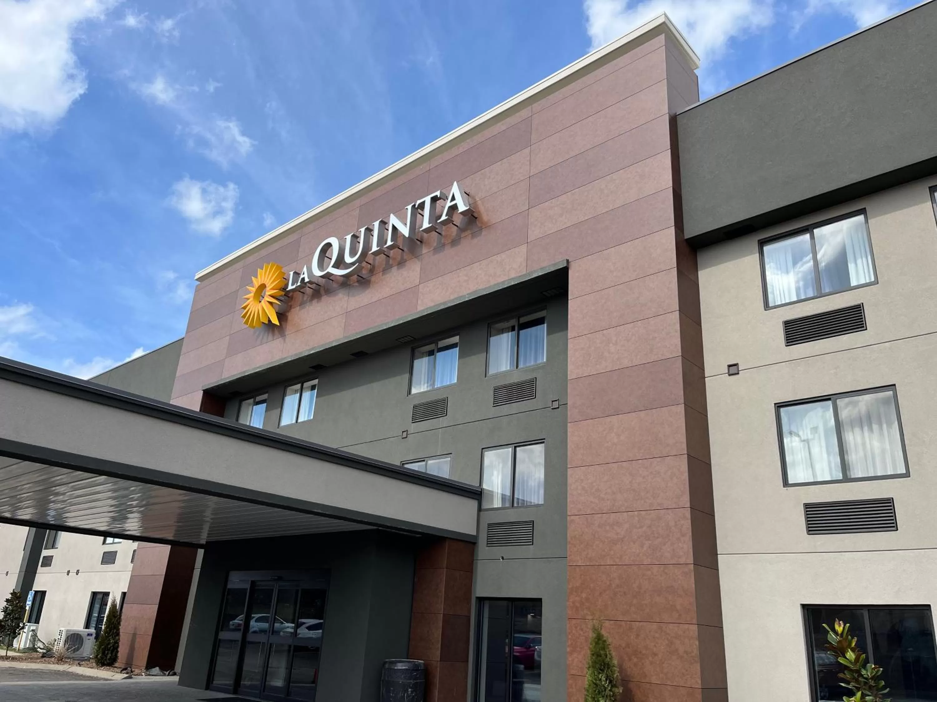 Property building in La Quinta by Wyndham Nashville Airport