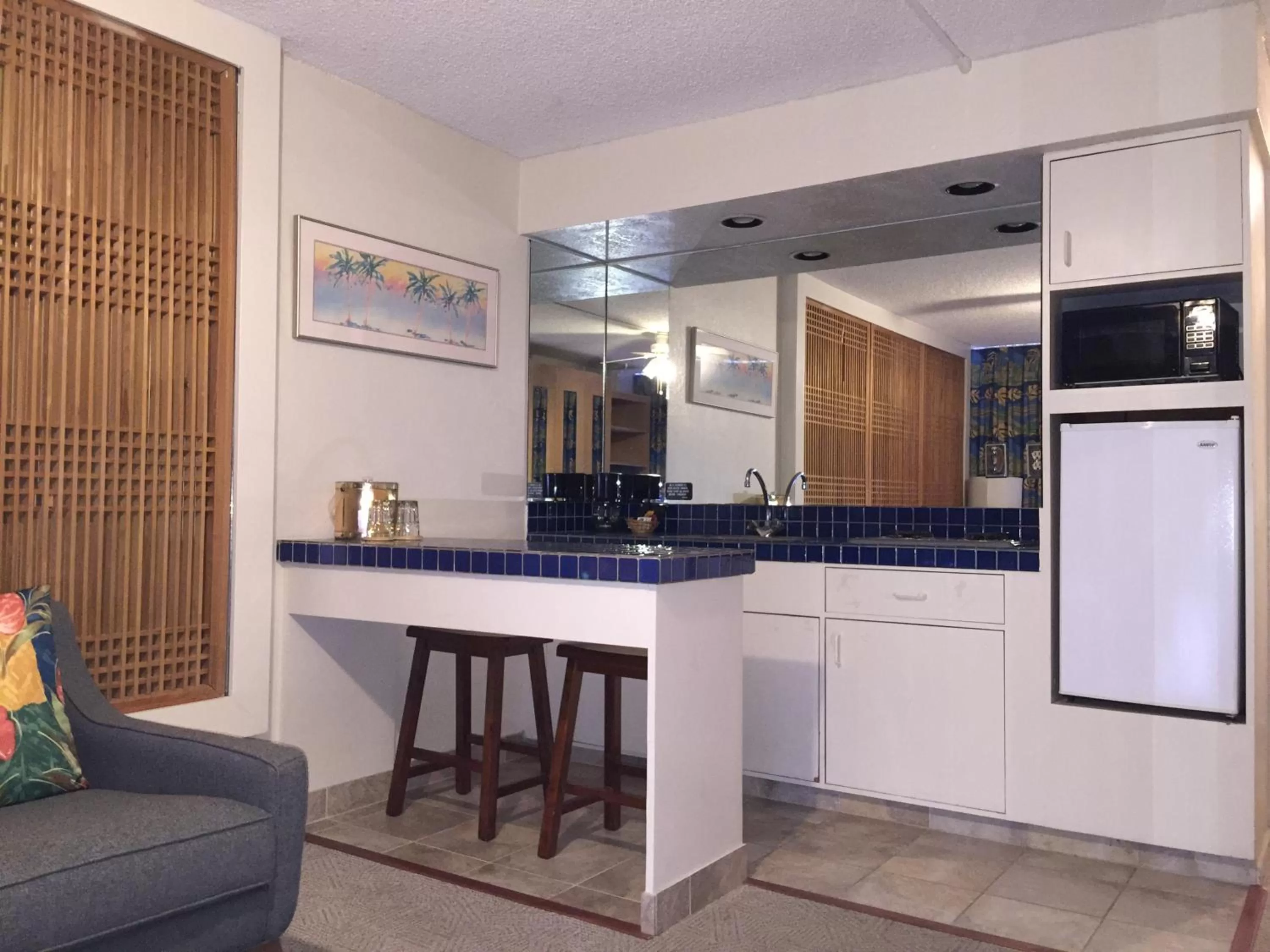Kitchen or kitchenette in Kuhio Banyan Hotel (with Kitchenettes)