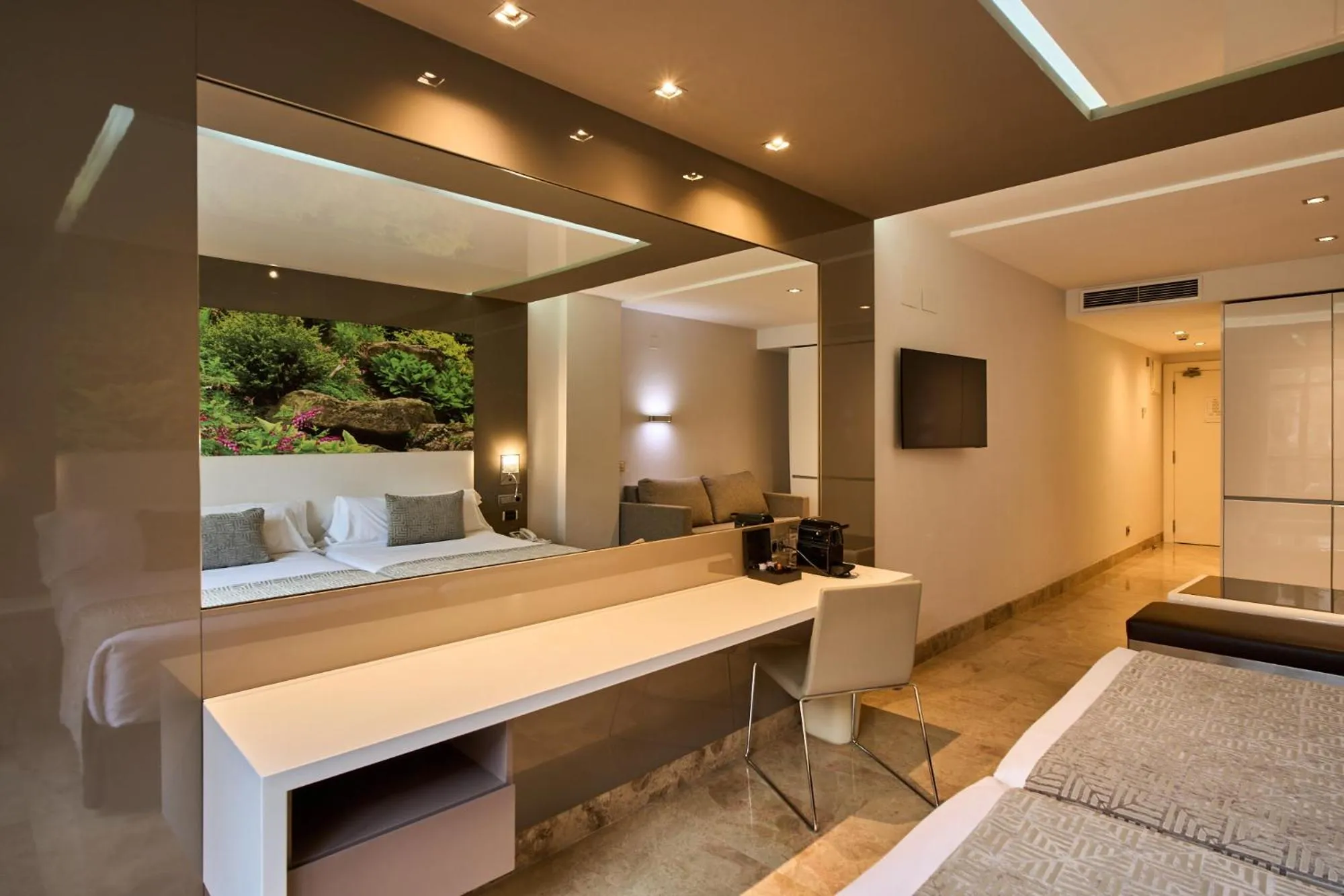 Photo of the whole room, Bed in VP Madroño