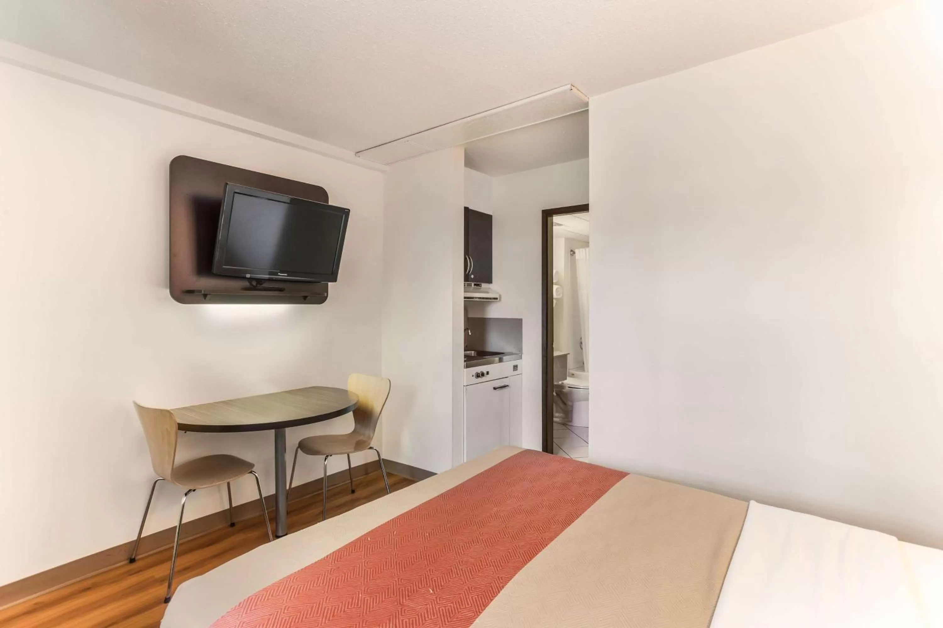 Photo of the whole room, Bed in Motel 6-Lethbridge, AB