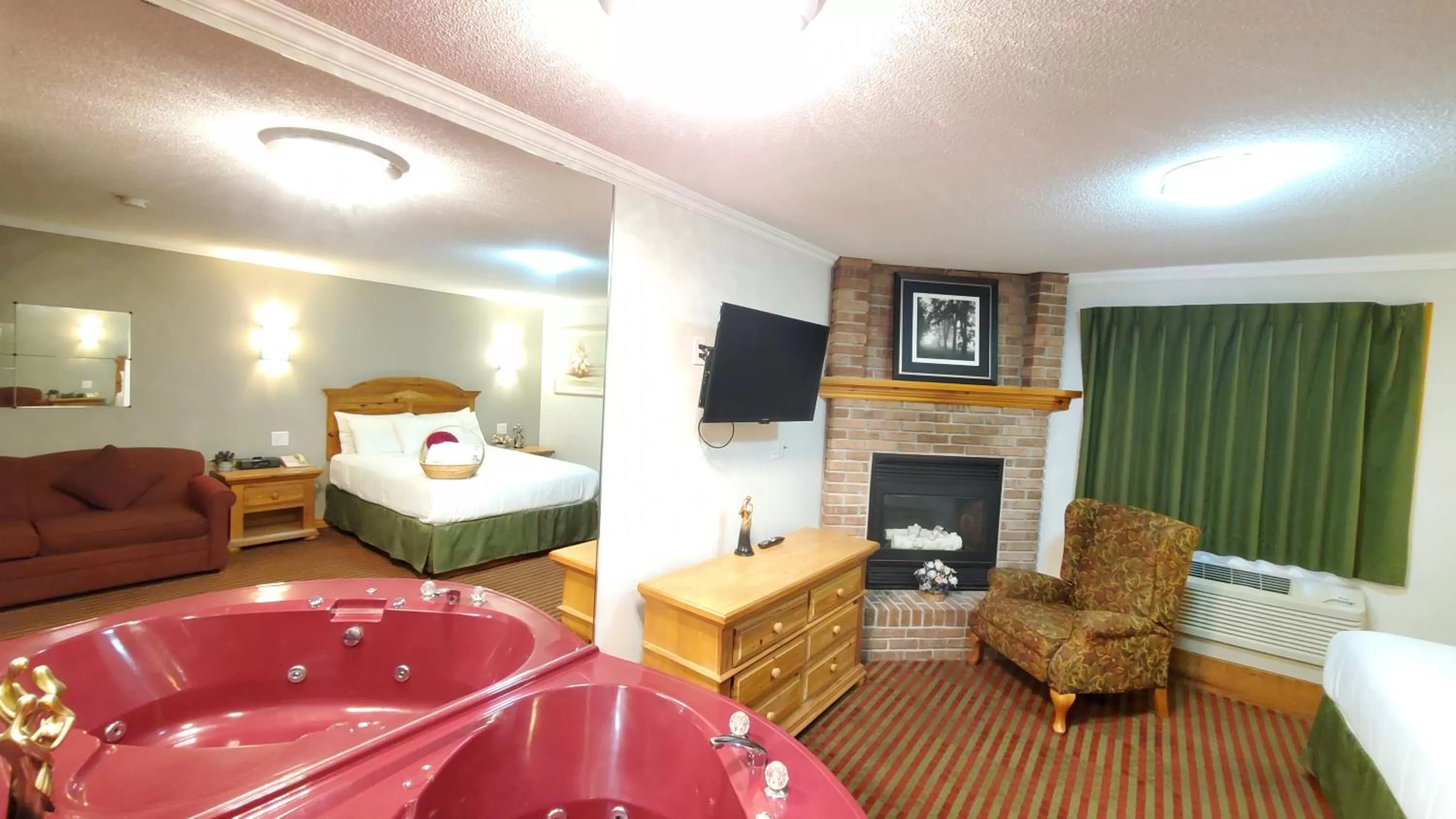 Hot Spring Bath, Bed in Knights Inn Colonial Fireside Inn