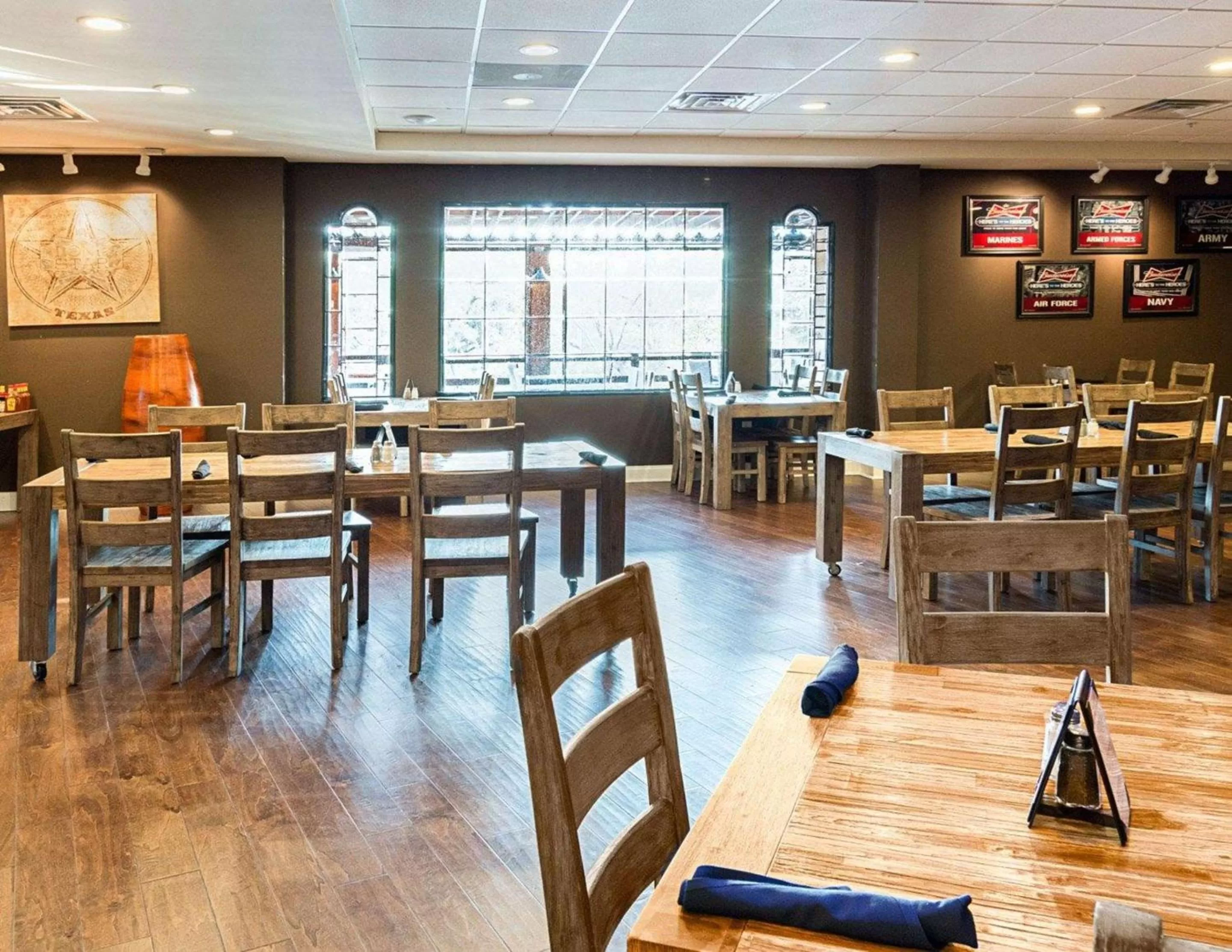 Restaurant/places to eat in Clarion Hotel San Angelo near Convention Center