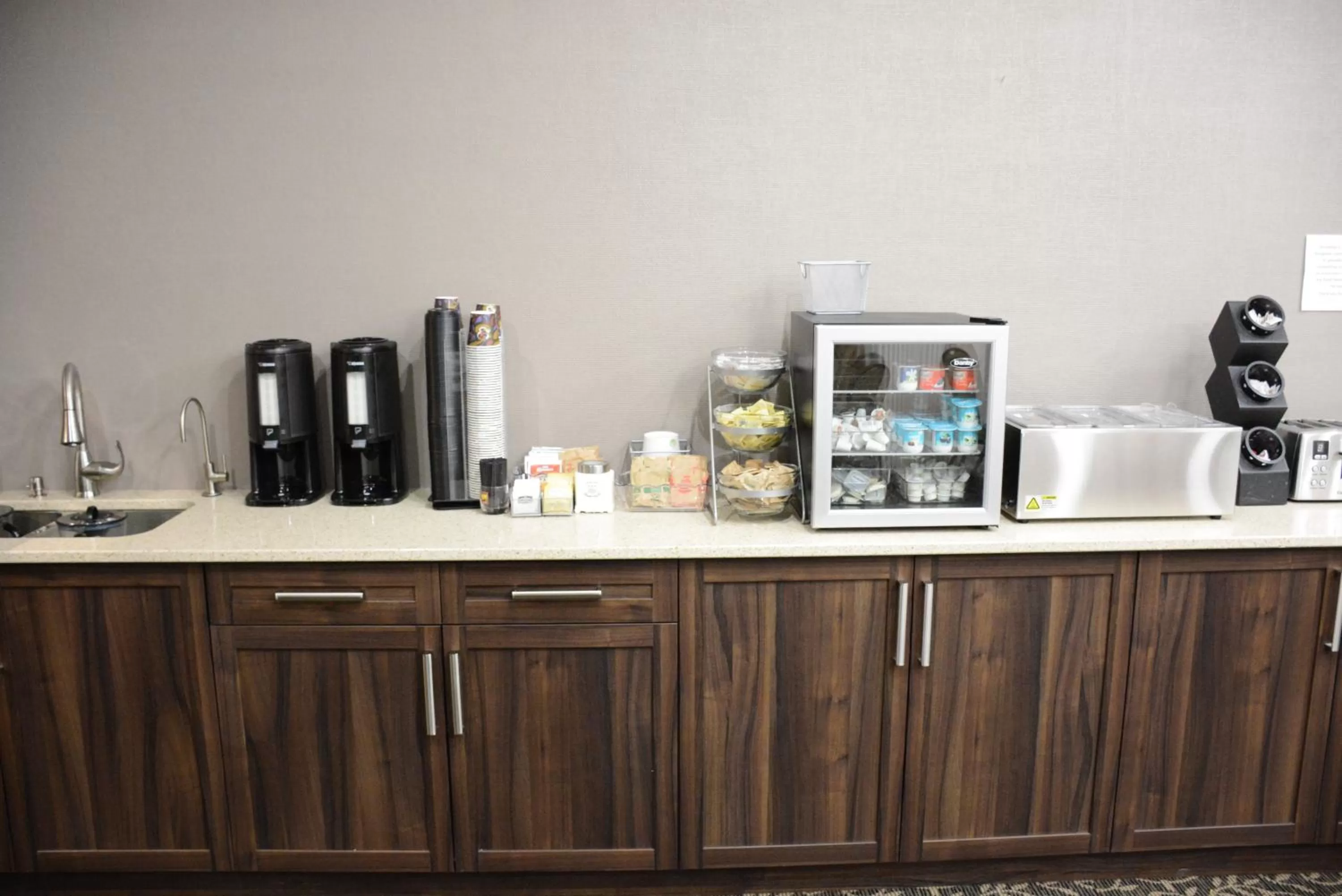 Restaurant/places to eat in Travelodge by Wyndham Lethbridge